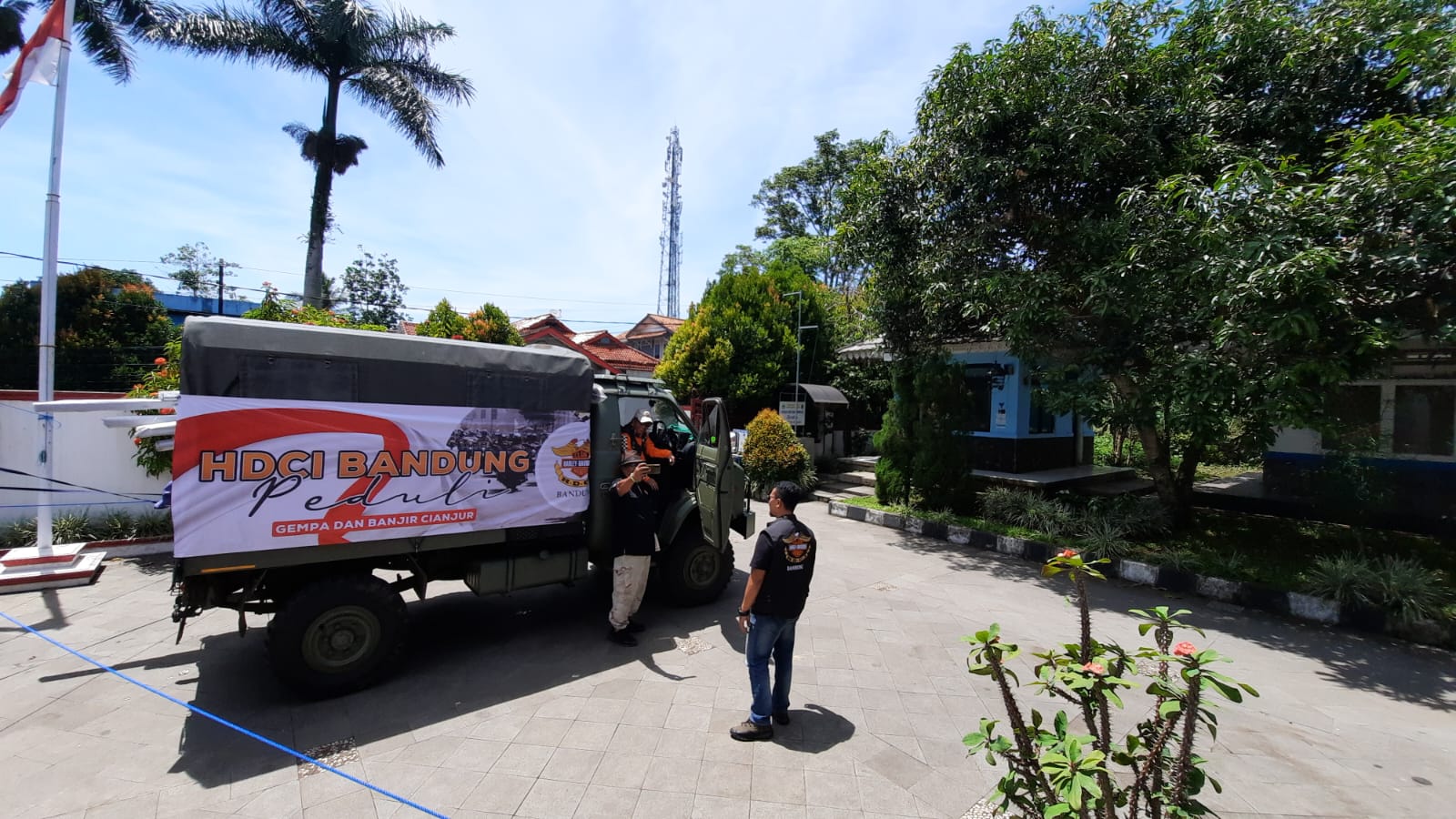 Komunitas otomotif HDCI menyalurkan bantuan bagi pengungsi korban gempa Cianjur, Jawa Barat, Selasa (29/11).