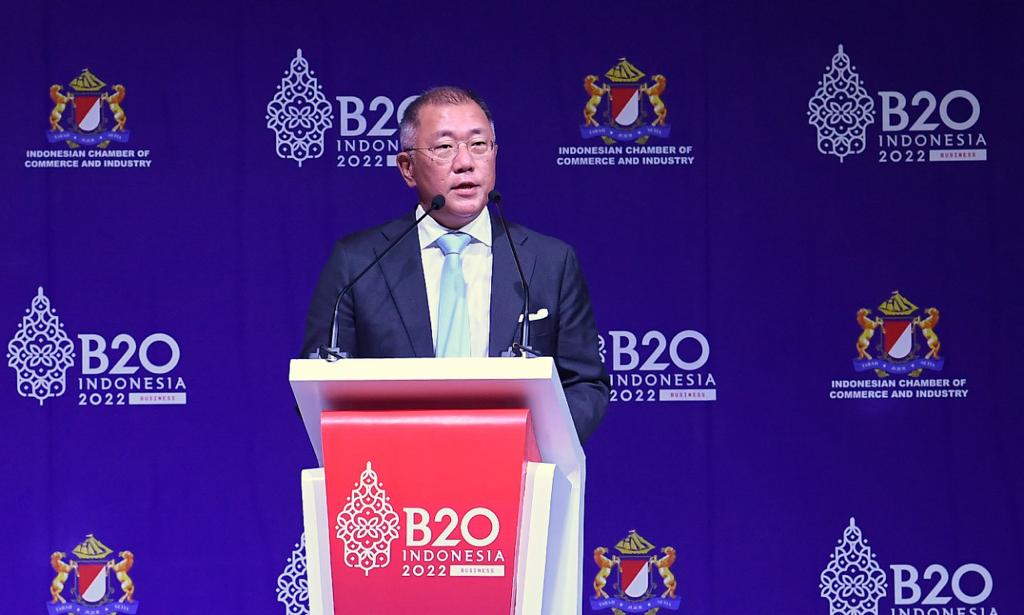 Executive Chair Hyundai Motor Group (HMIG), Euisun Chung menyampaikan pidatonya pada perhelatan B20 Summit 2022 di Nusa Dua, Bali. 