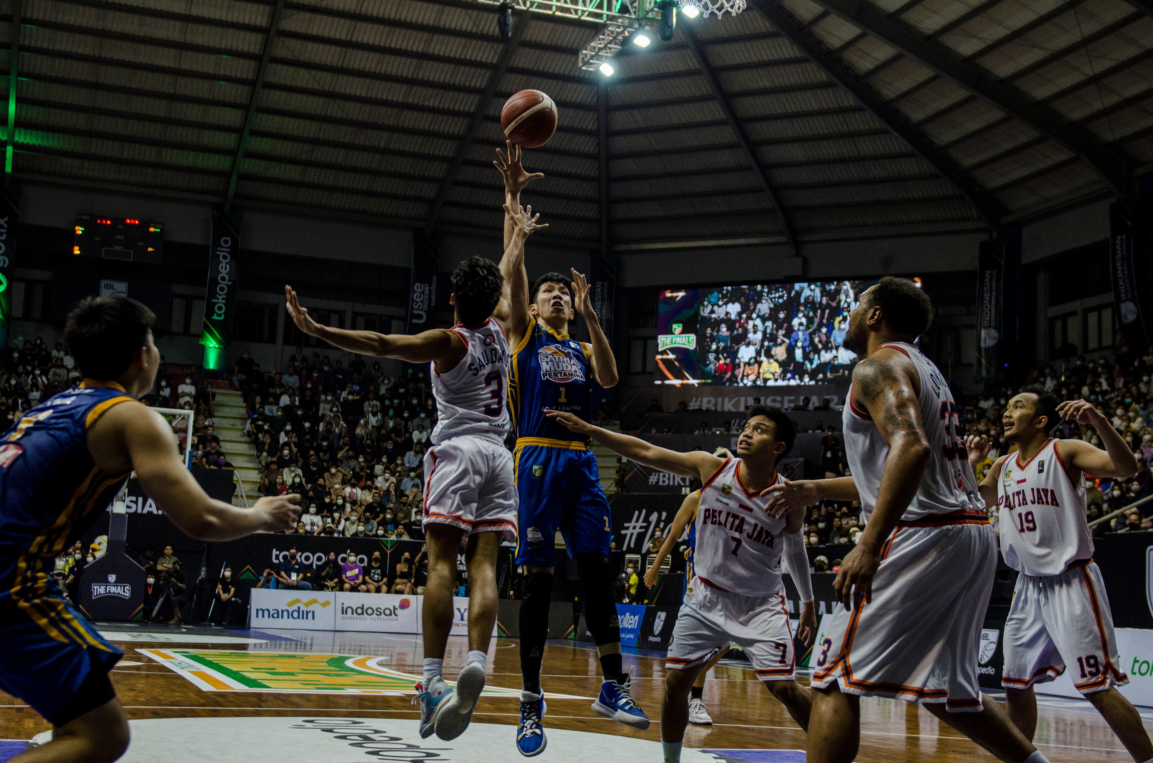 Pelita Jaya Bakrie saat menghadapi Satria Muda Pertamina laga gim 1 IBL Tokopedia 2022 di GOR C'tra Arena Bandung, Jawa Barat, Sabtu (27/8).