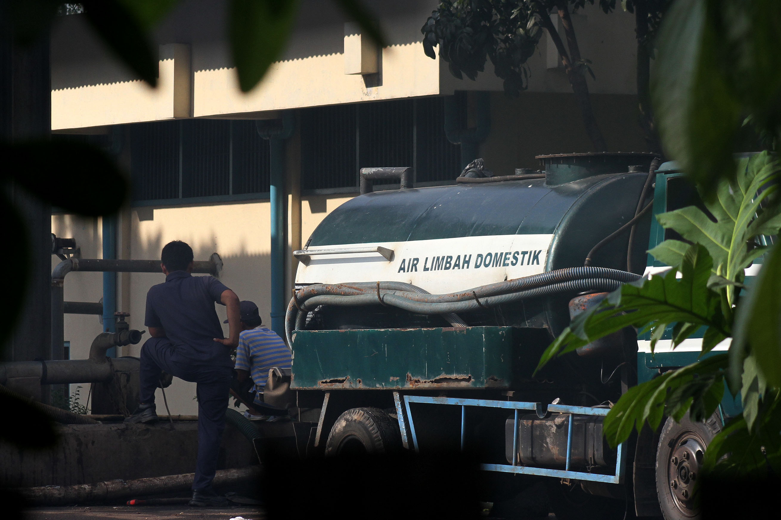 Ilustrasi mobil pengangkut limbah domestik