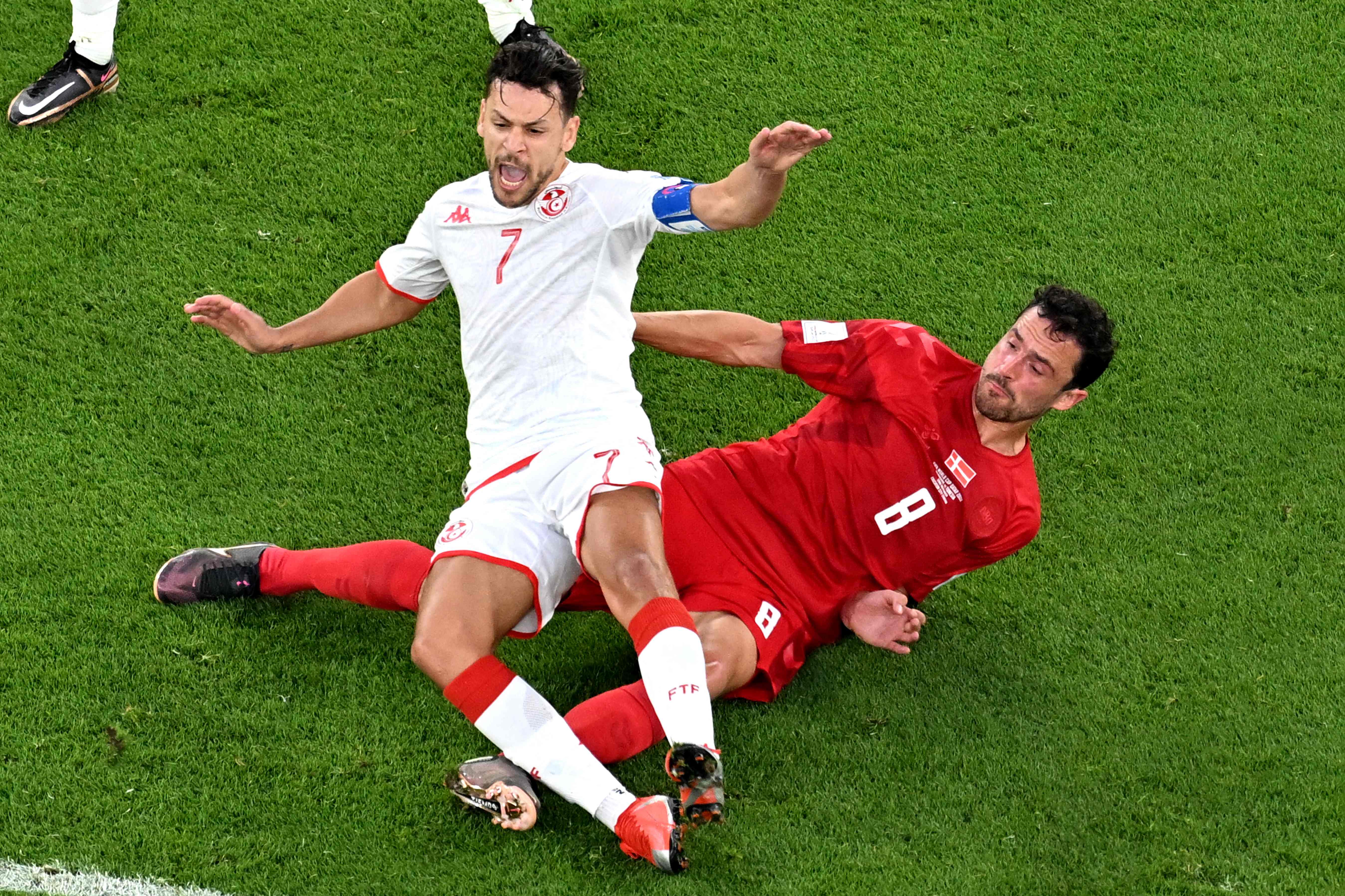 Gelandang timnas Denmark Thomas Delaney (kiri) kala tampil di laga Piala Dunia 2022 melawan Tunisia.