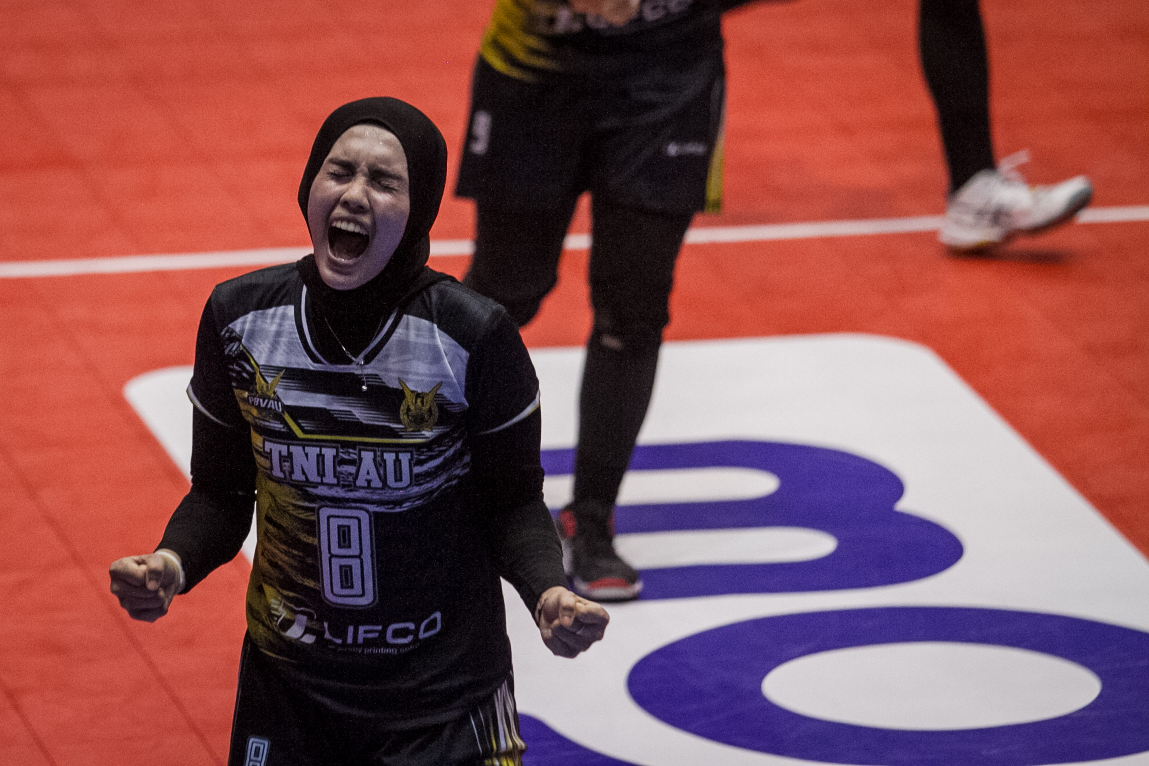 Pebola voli putri TNI AU Afifah berselebrasi pada pertandingan final putri putaran kedua Liga Voli Indonesia Divisi Utama 2022.