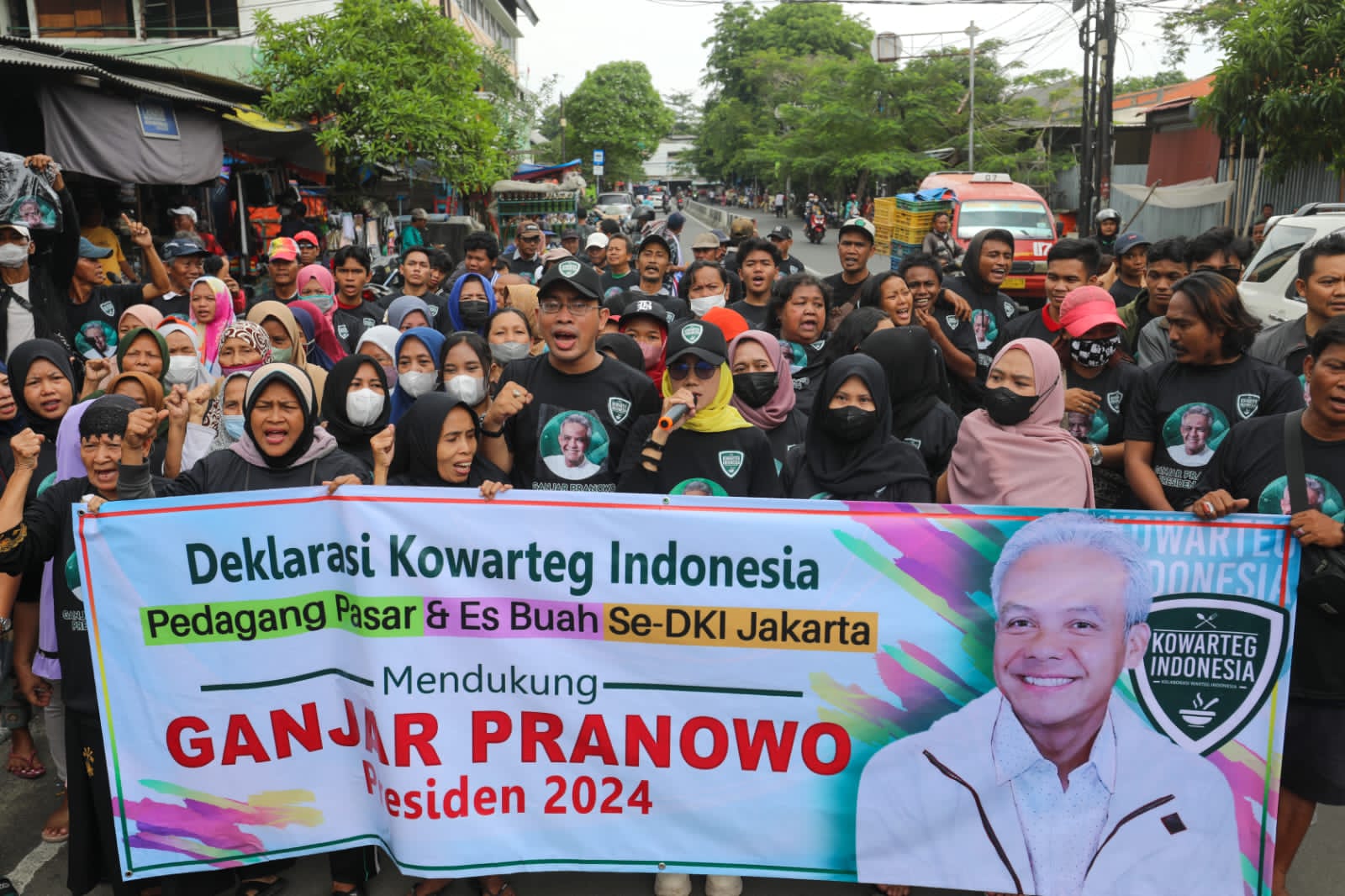 Komunitas Warteg (Kowarteg) Indonesia bersama ratusan pedagang pasar dan pedagang es buah se-Jakarta menyatakan dukungan untuk Ganjar di 202