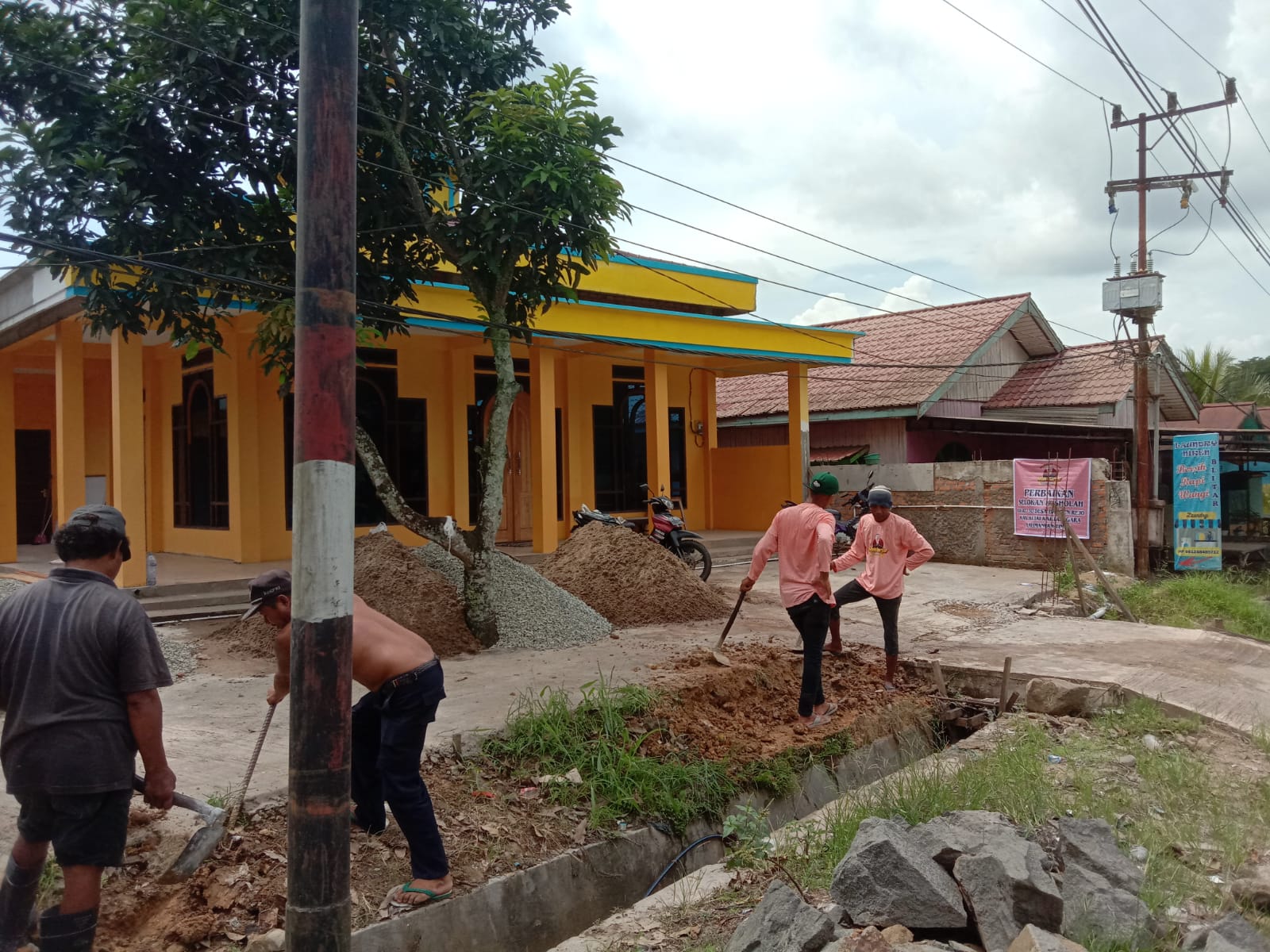 Relawan Mak Ganjar Kaltim perbaiki selokan Musala Nurul Hikmah yang terletak di Desa Bangun Rejo, Kecamatan Tenggarong Seberang, Kabupaten K