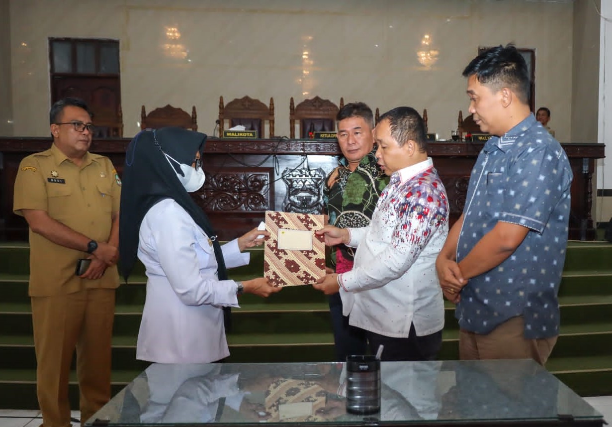 Wali Kota Pematang Siantar dr Susanti Dewayani SpA menerima SK pengesahan APBD Pematang Siantar 2023 dari pimpinan DPRD, Selasa malam (29/11