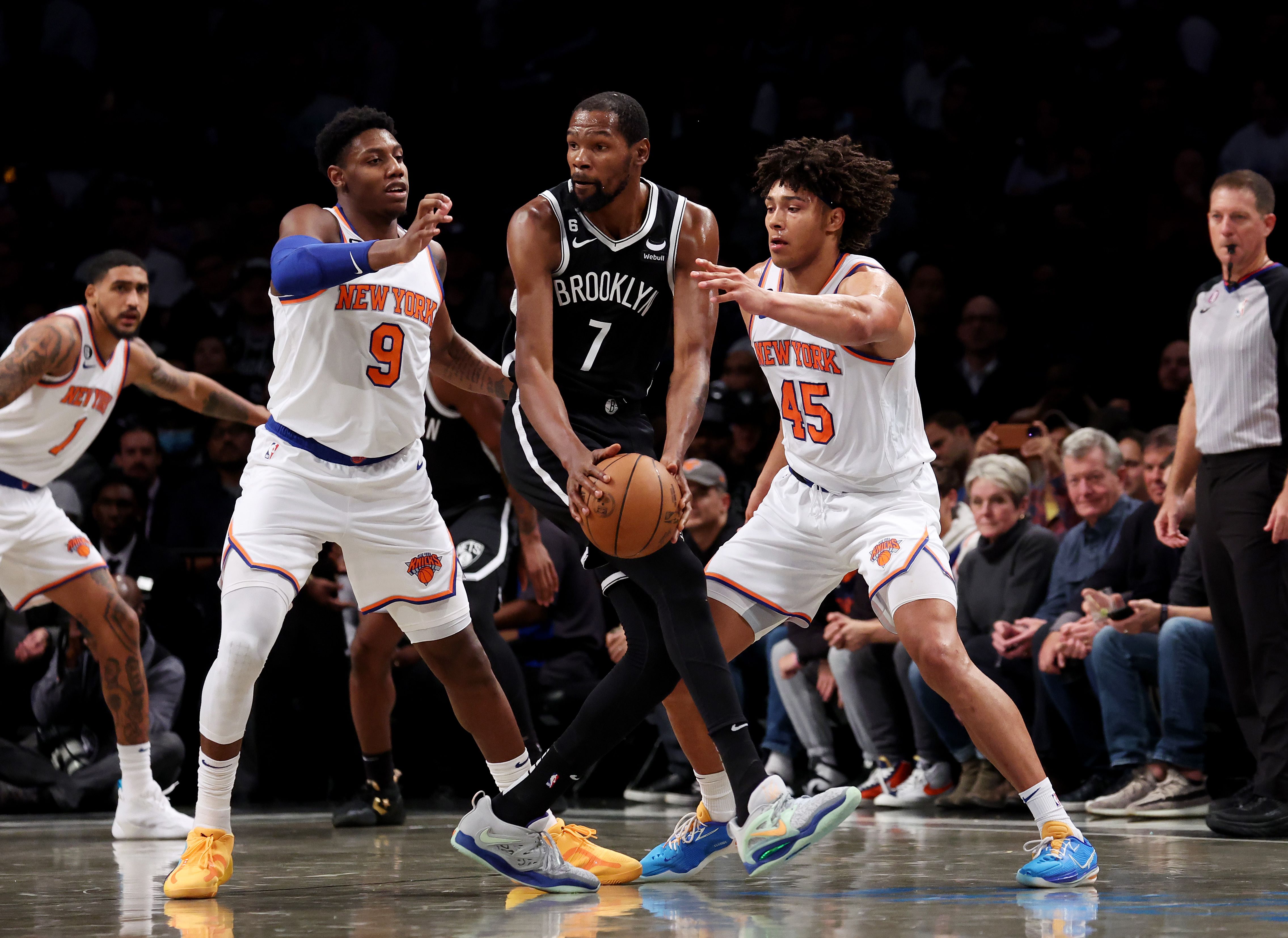 Pemain Brooklyn Nets Kevin Durant (tengah)