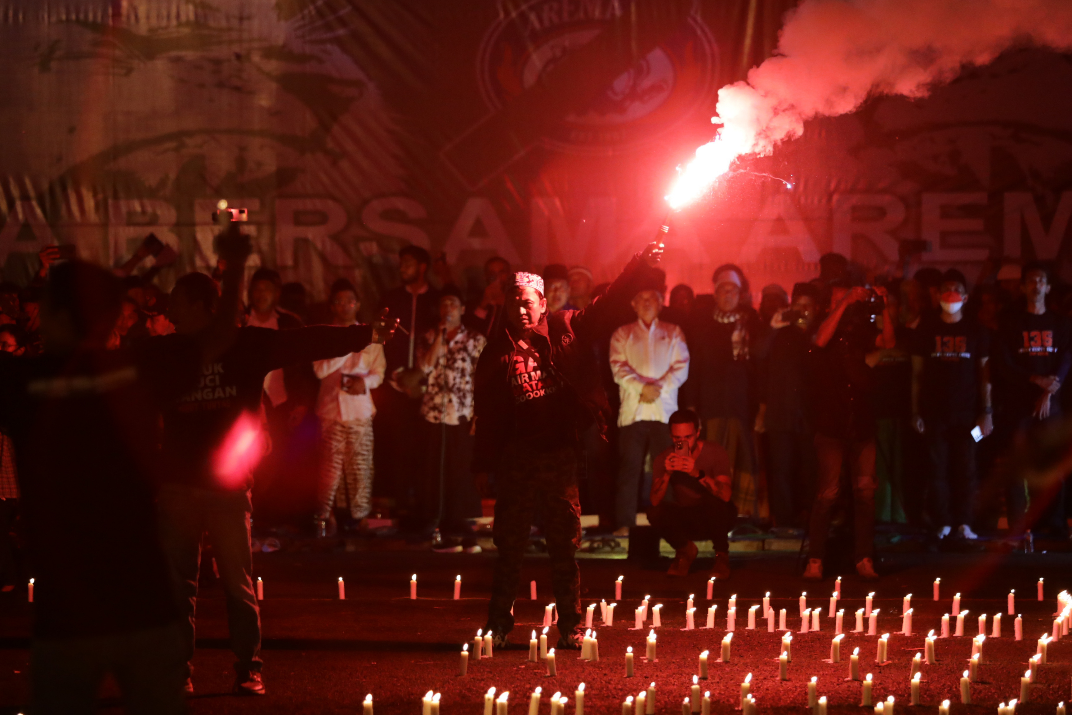 Ribuan Aremania doa bersama dalam peringatan 40 hari Tragedi Kanjuruhan di halaman Stadion Kanjuruhan, Malang, Rabu (9/11) malam.