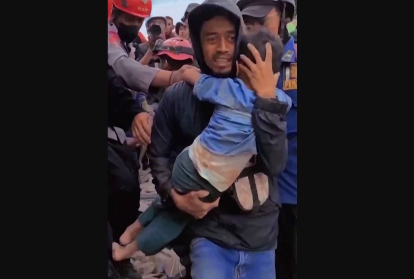 Foto tangkapan layar yang menampilkan anak berusia lima tahun yang diselamatkan usai tertimbun longsor selama tiga hari di Cianjur.