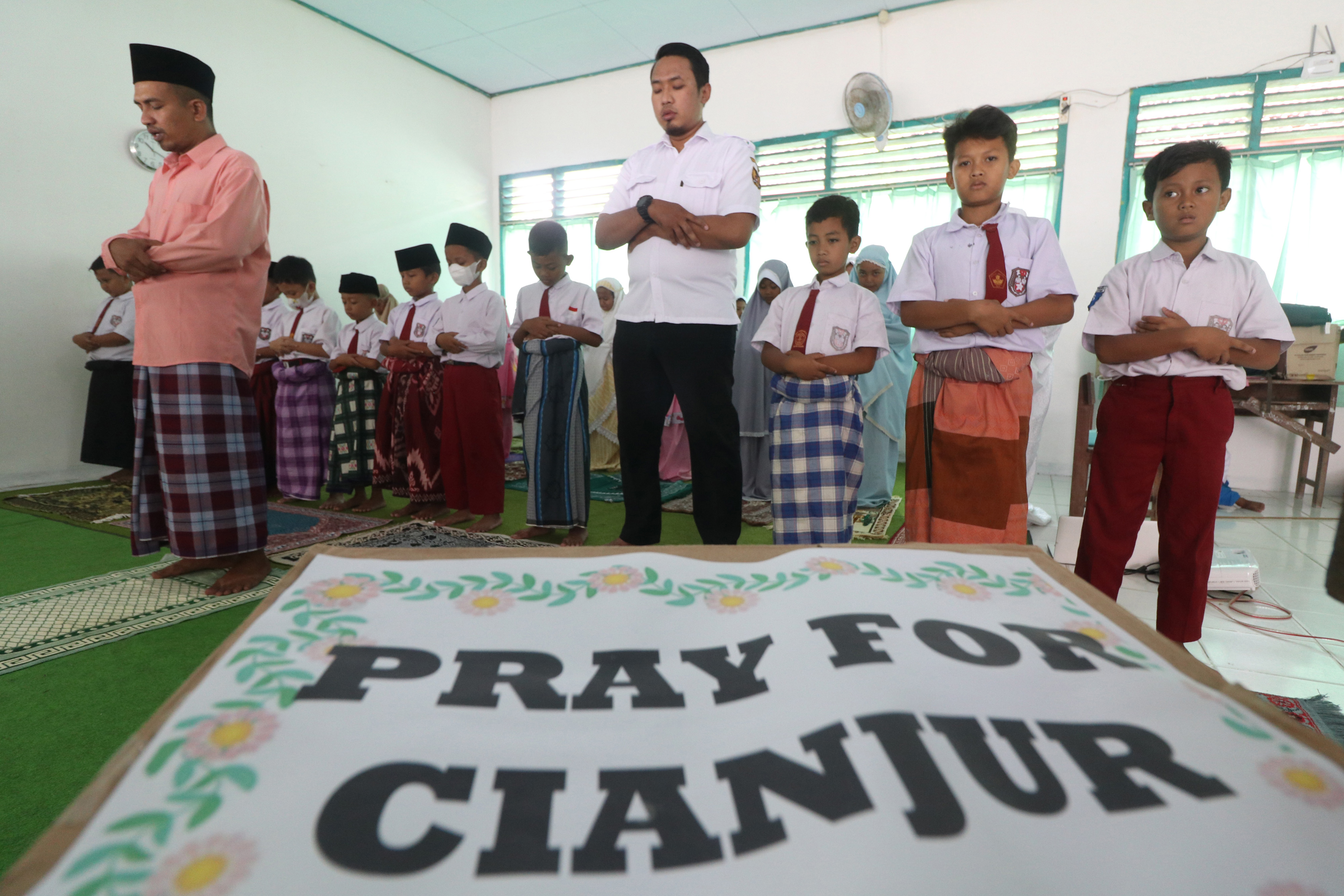 Sejumlah siswa didampingi guru SD di Kediri, Jawa Timur, melakukan salat gaib untuk korban peristiwa gempa bumi Cianjur, Selasa (22/11).