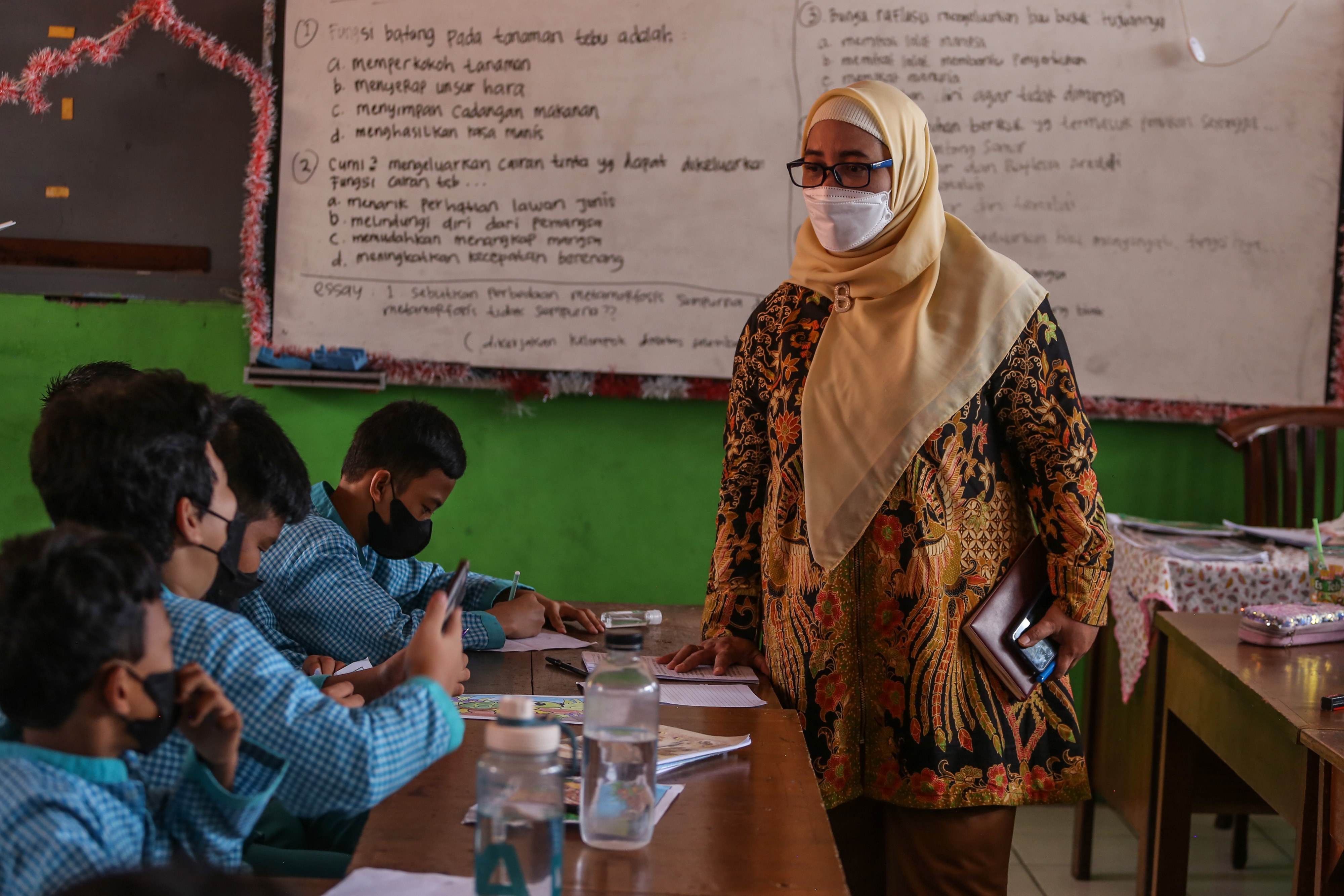 Komisioner Komisi Perlindungan Anak Indonesia (KPAI) Retno Listyarti meninjau KBM di SDN Pondok Cina 1, Depok, tanpa guru pembimbing akibat 