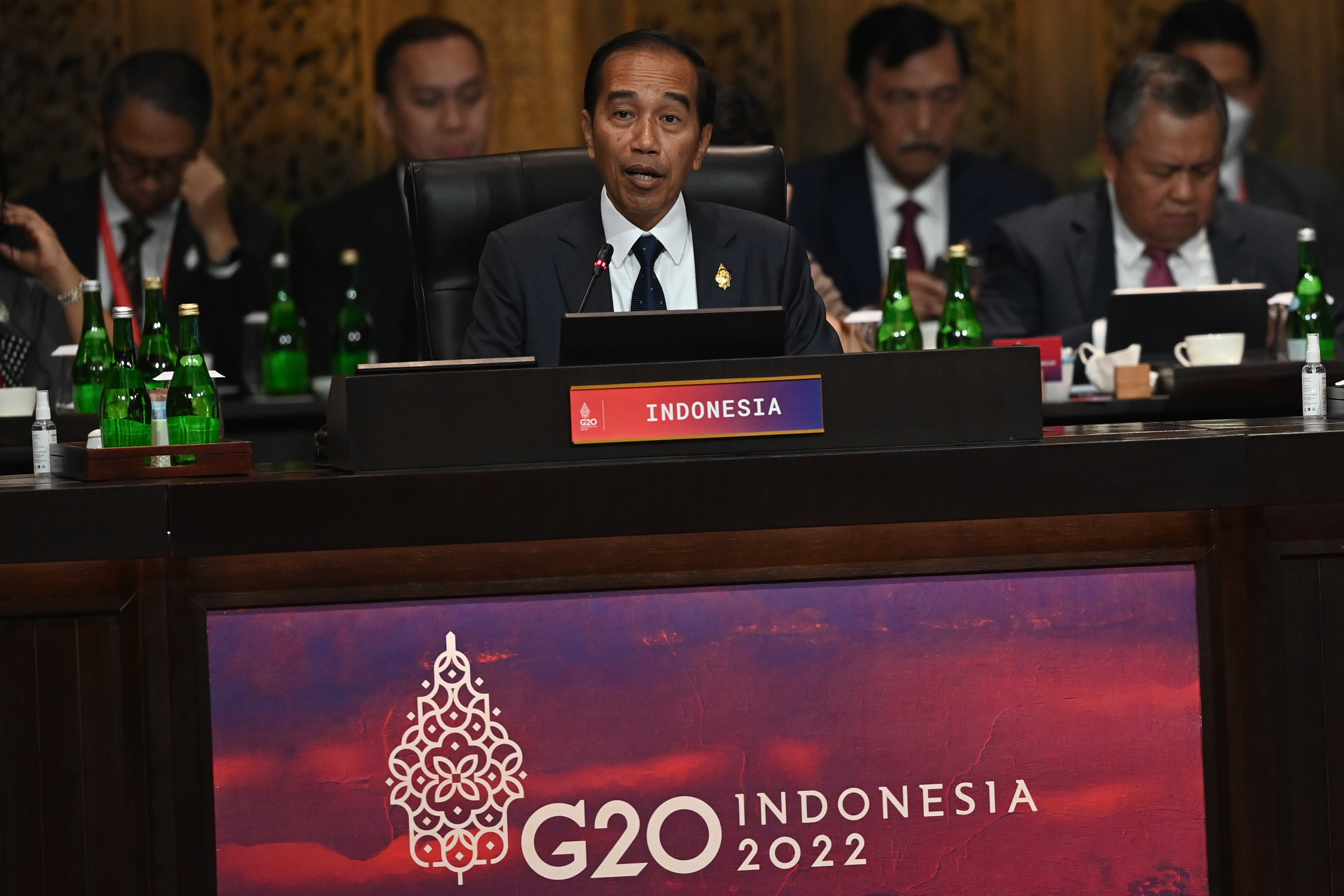Presiden Joko Widodo (tengah) menyampaikan pandangannya saat pembukaan KTT G20 Indonesia di Nusa Dua, Bali, Selasa (15/11).