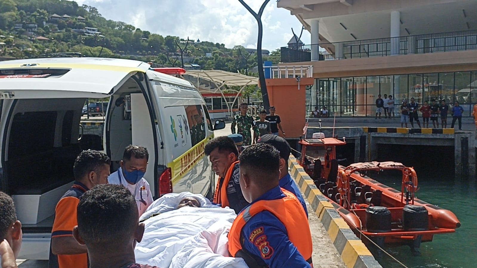 Proses evakuasi anggota DPRD Puncak Papua Pilemon Tabuni yang meninggal dunia saat berwisata ke Pulau Padar, NTT, Rabu (16/11).