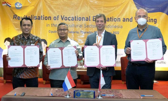 Direktur Polbangtan Bogor, Detia TY (ke-2 kiri) usai penandatanganan 'Ciputra Join Declaration' dengan stakeholders