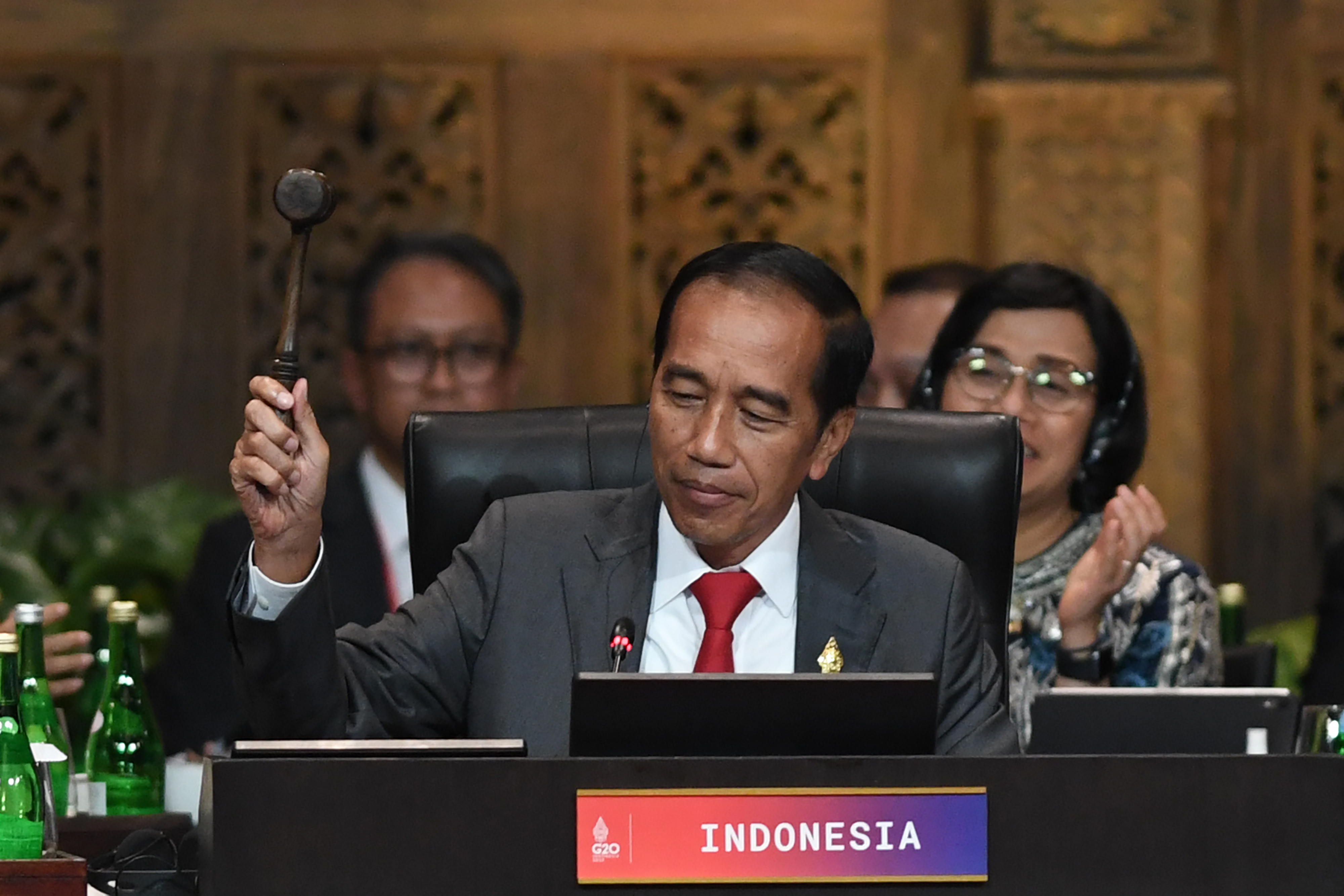 Presiden Joko Widodo mengetuk palu tanda diakhirinya KTT G20 di Bali, Rabu (16/11).