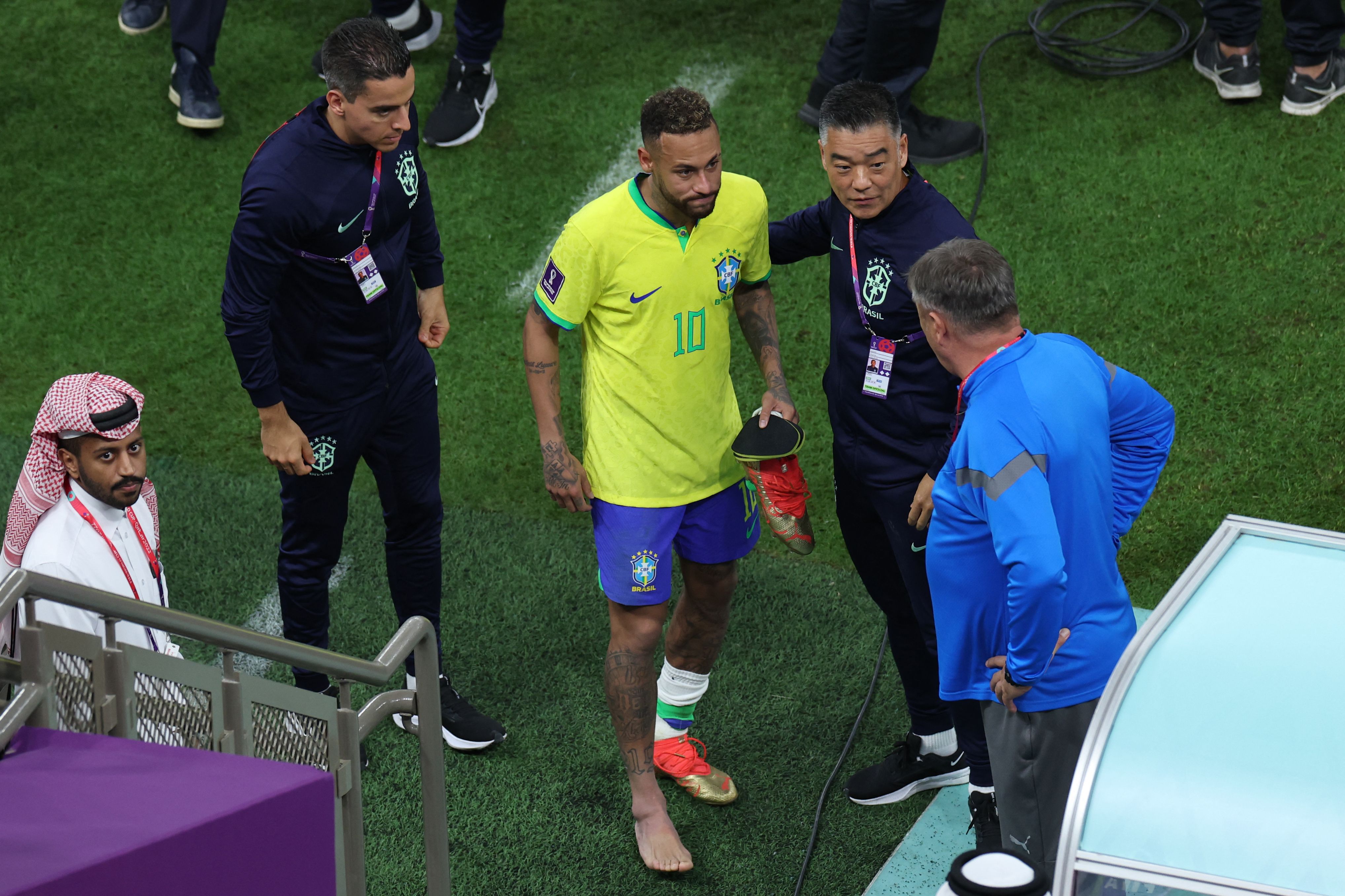 Neymar (tengah) absen membela Brasil menghadapi Swiss karena cedera. 