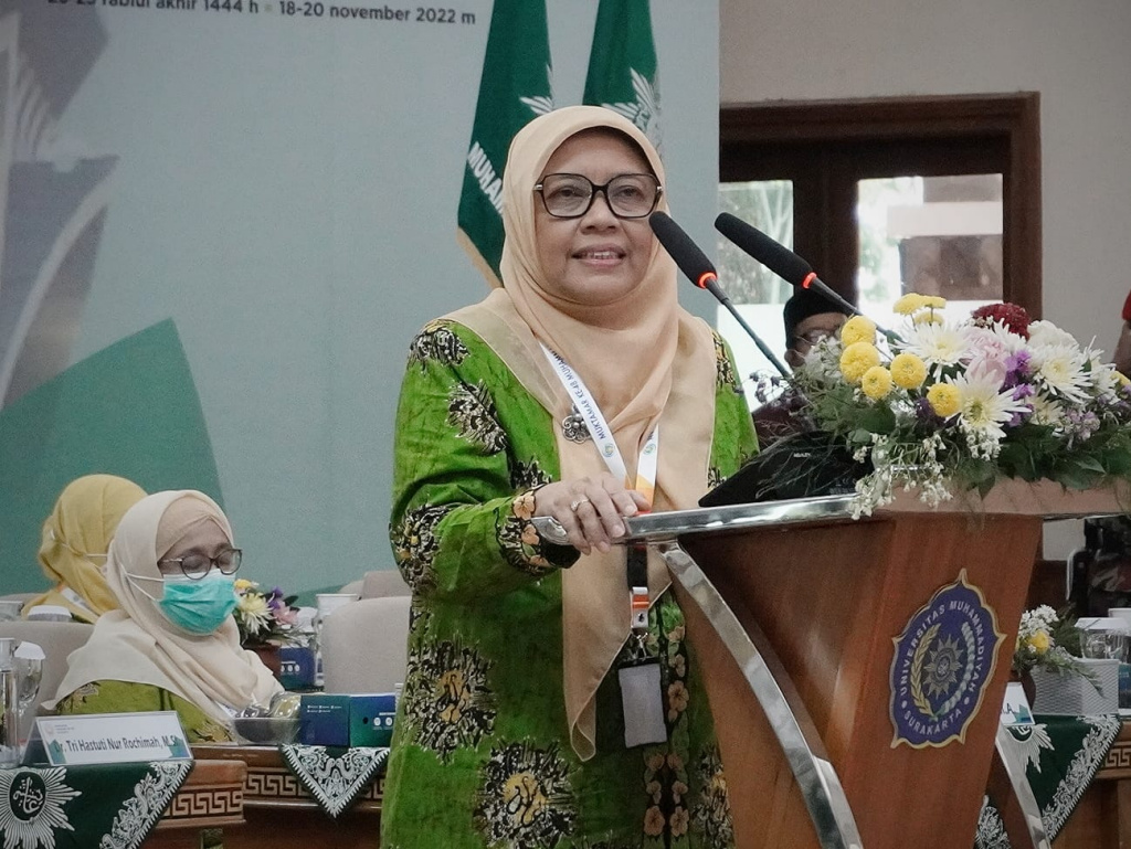 Ketua Umum PP Aisyiyah, Dr. Siti Noordjannah Djohantini saat memberikan sambutan di Sidang Pleno I Muktamar Aisyiyah di Auditoeium Djazman U