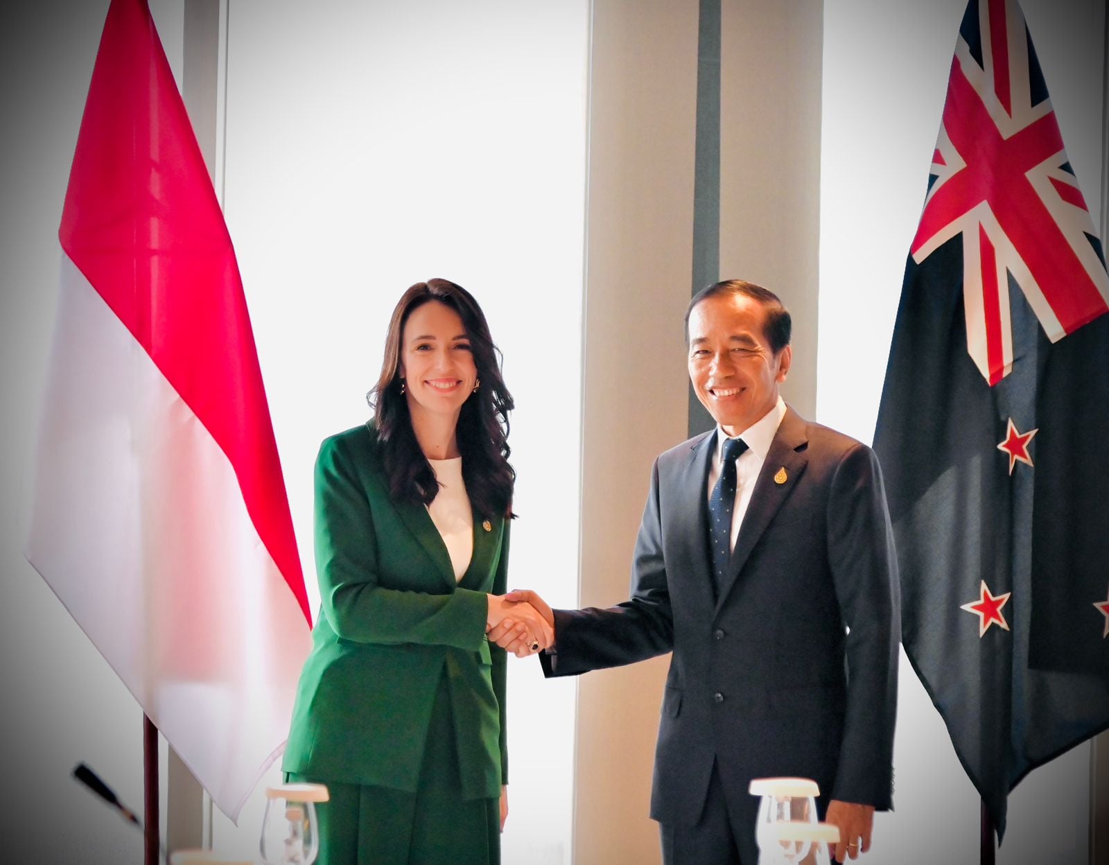 Presiden Joko Widodo (kanan) bersalaman dengan Perdana Menteri Selandia Baru Jacinda Ardern.