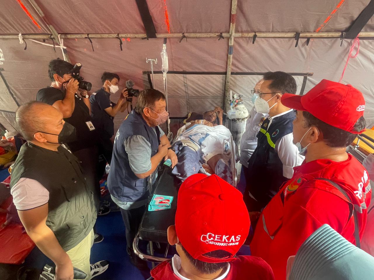 Prof. Dr. dr. Idrus Paturusi memberikan penjelasan kepada Menkes Budi Gunadi Sadikin tentang triase penanganan korban gempa Cianjur