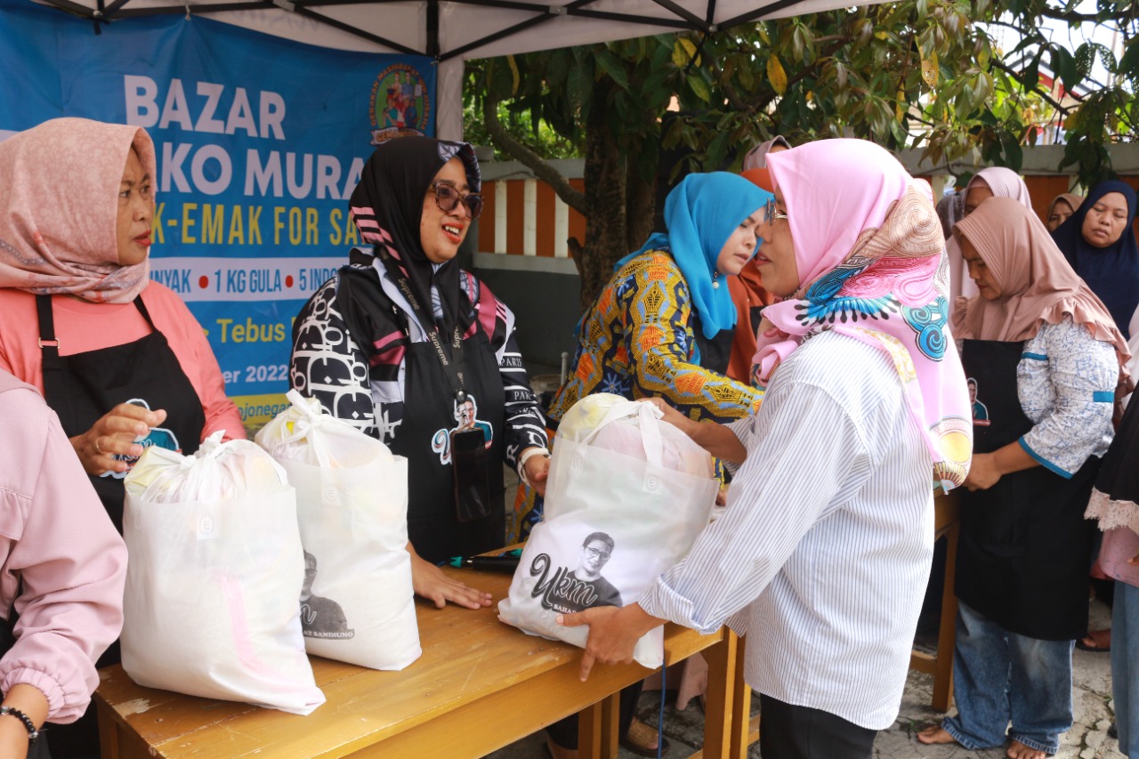 UKM Sahabat Sandi berupaya memberikan solusi dalam menekan laju inflasi dengan menggelar bazar sembako murah sebagai penguatan ekonomi kelua