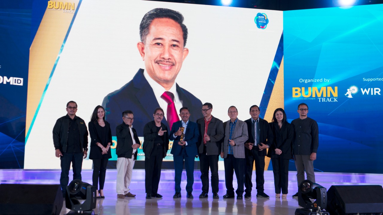 CEO GDPS, Moh. Arif Faisal (Tengah) bersama dengan para juri BUMN Branding & Marketing Award 2022 10th