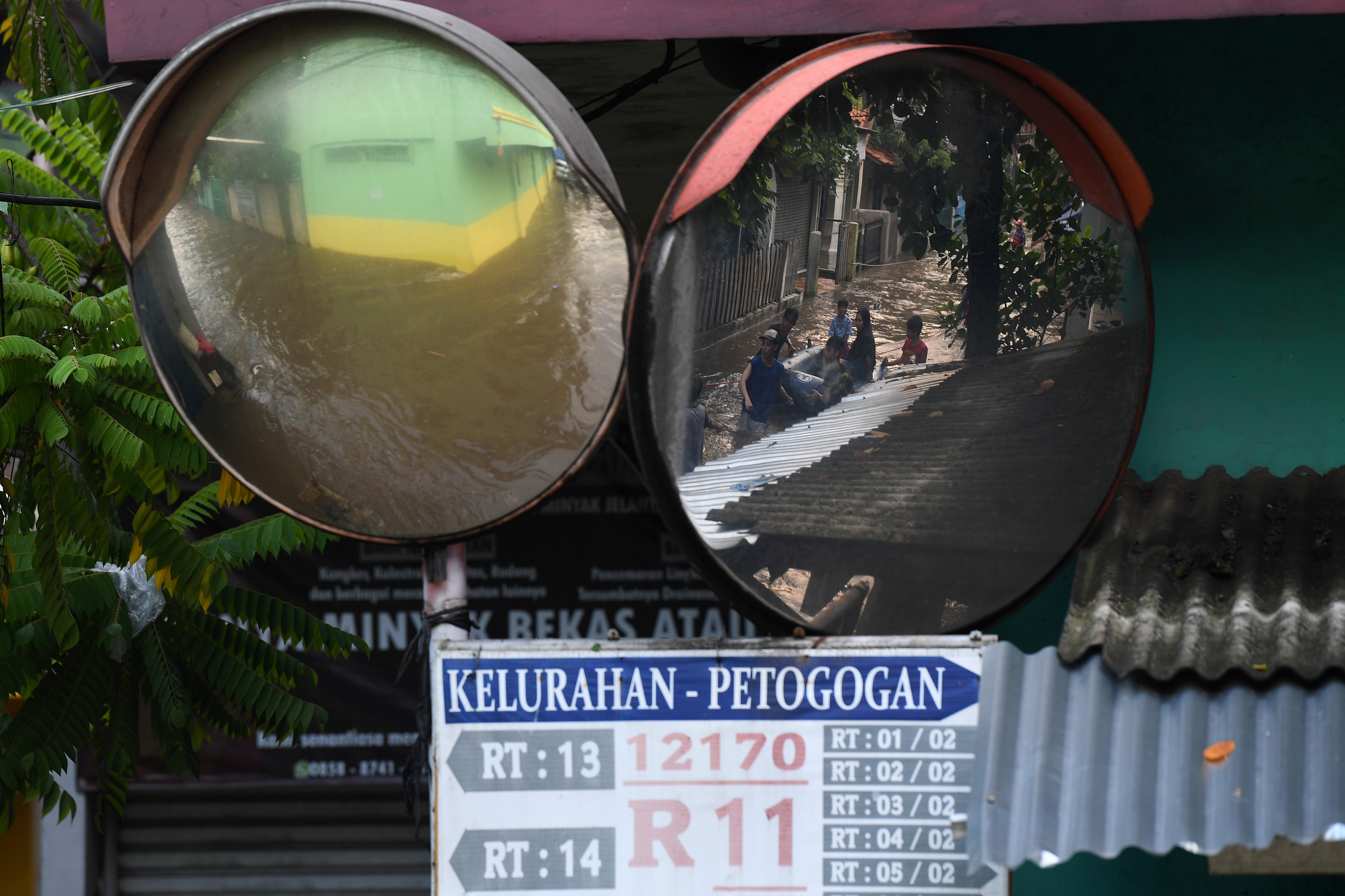  Sejumlah warga mengevakuasi korban banjir dengan perahu karet di Petogogan, Jakarta Selatan, Sabtu (5/11/2022).