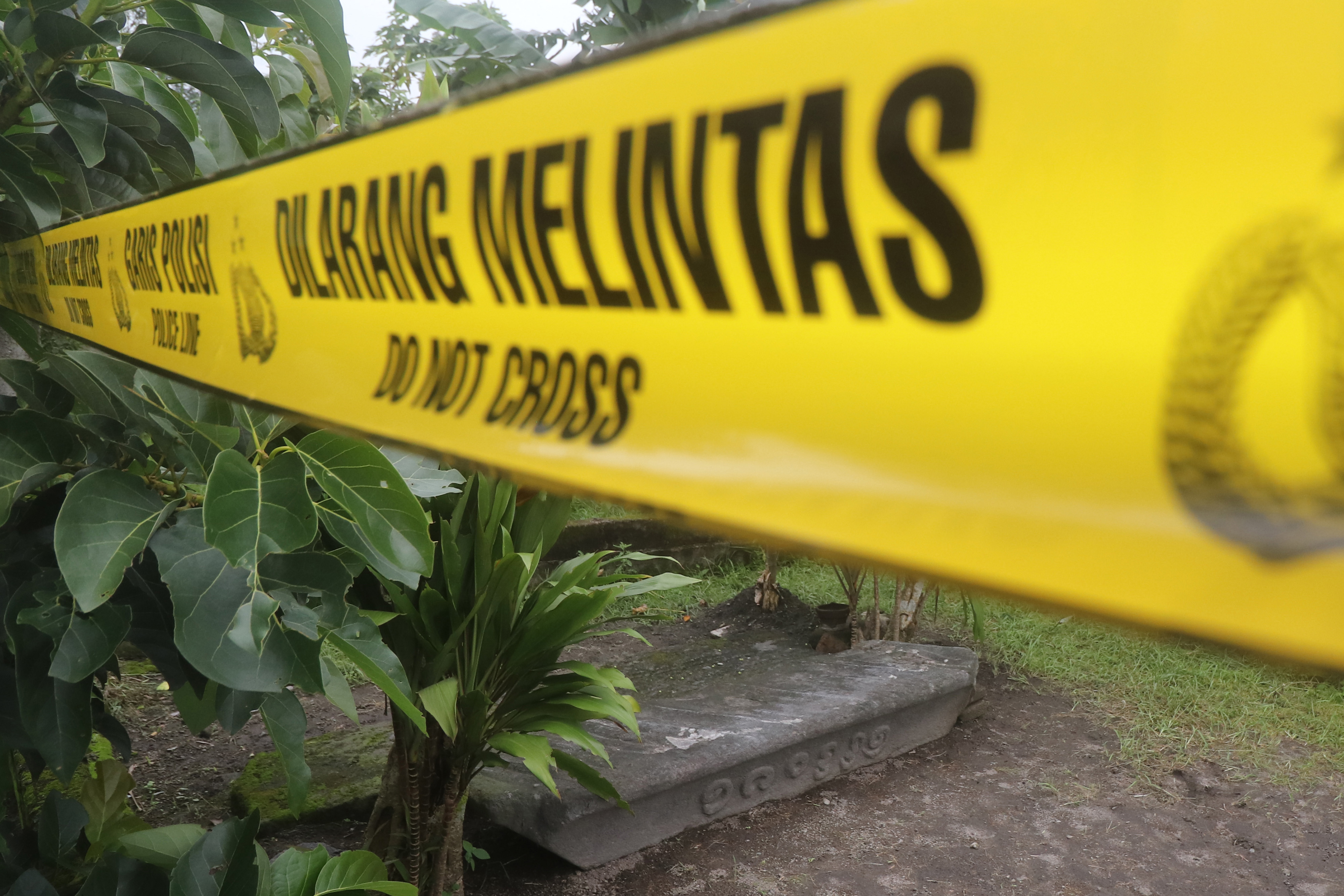 Ilustrasi garis polisi yang terpasang di TKP.