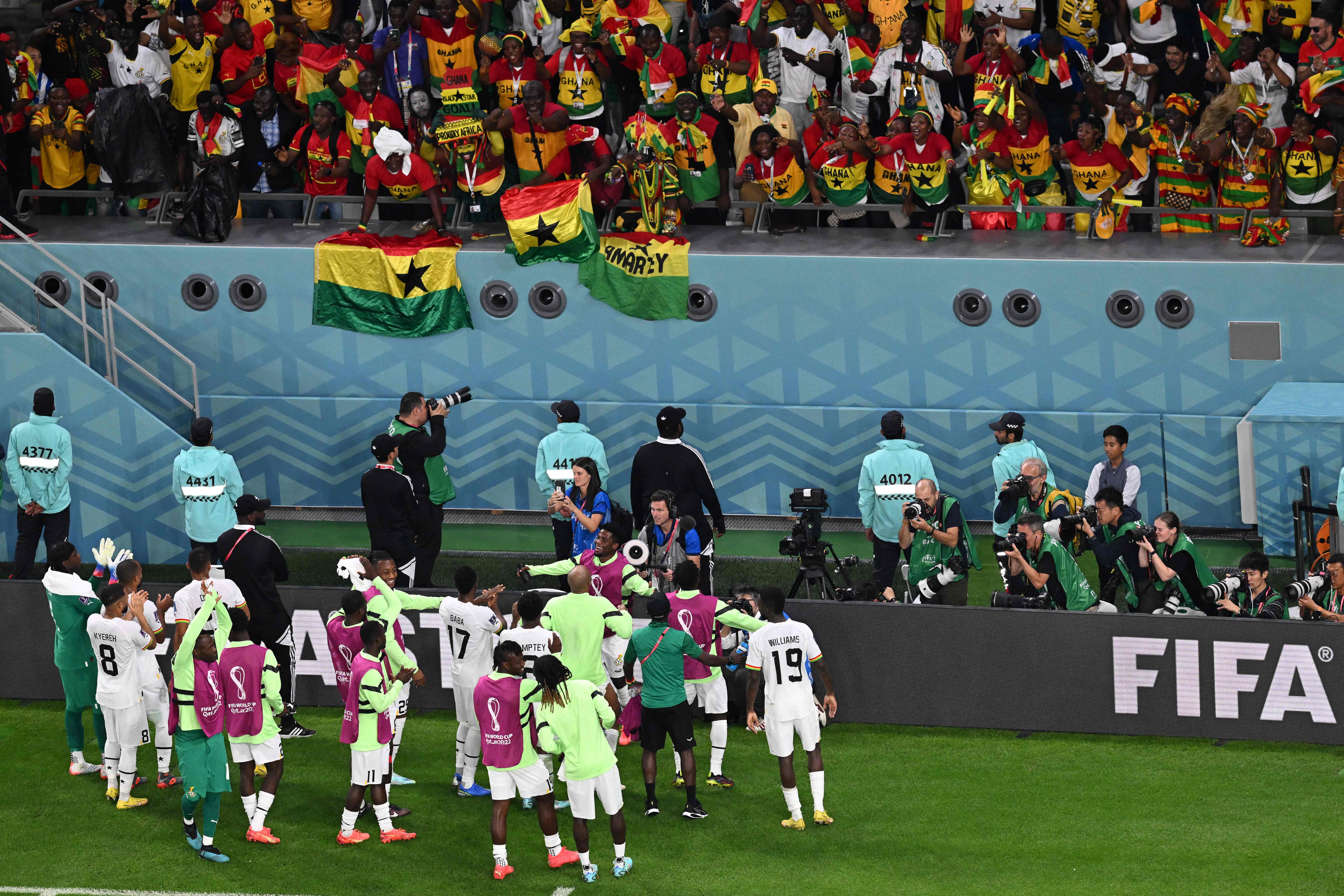 Para pemaiin Ghana menyapa pendukung mereka usai mengalahkan Korsel di laga Piala Dunia 2022.