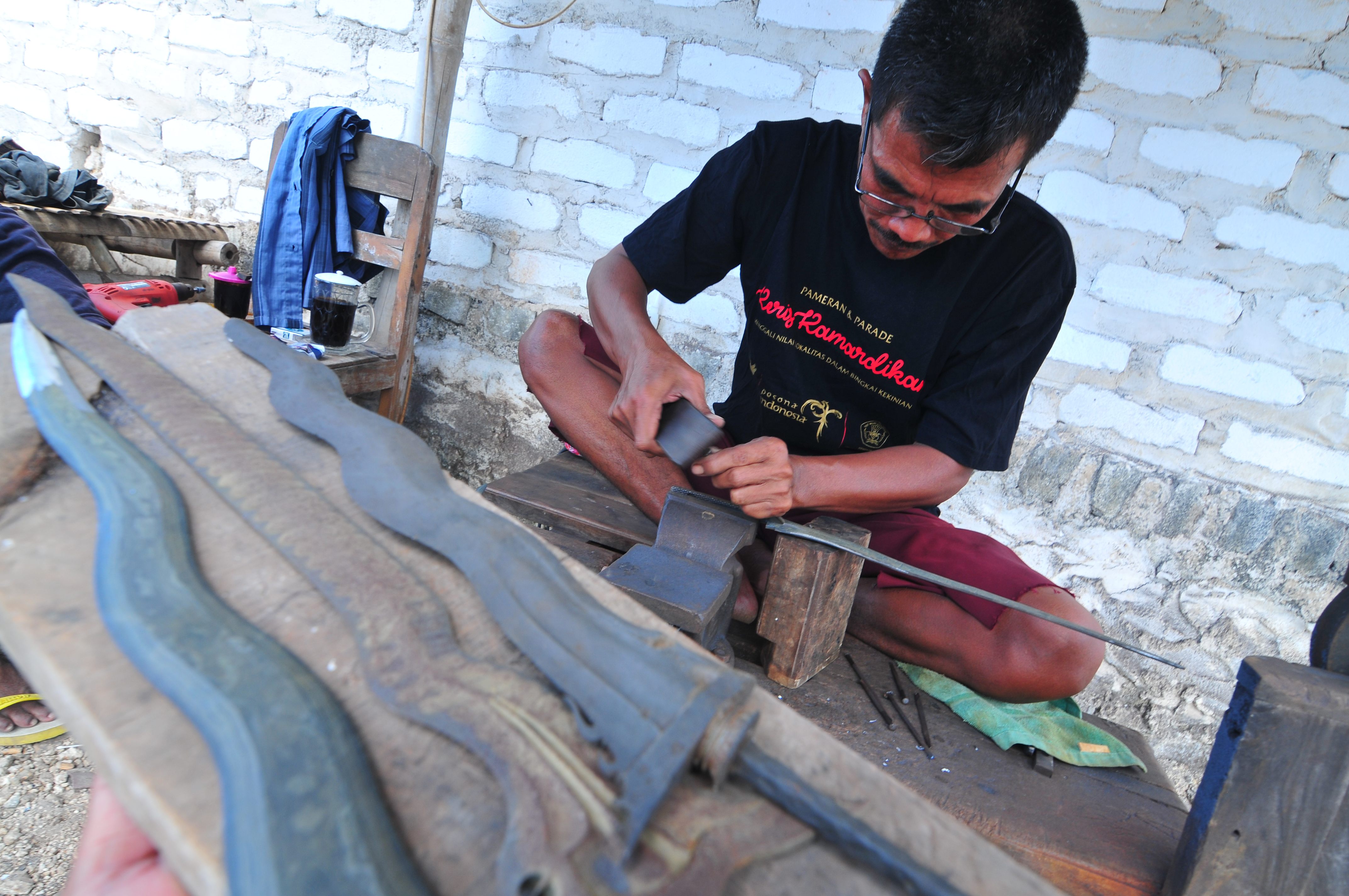 Empu menyelesaikan pembuatan keris di Desa Aeng Tong-Tong, Sumenep, Jawa Timur,