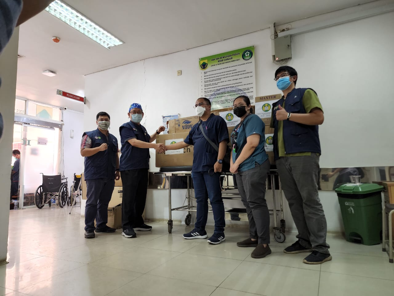 Ketua Umum PABOI Ismail menyerahkan bantuan logistik medis