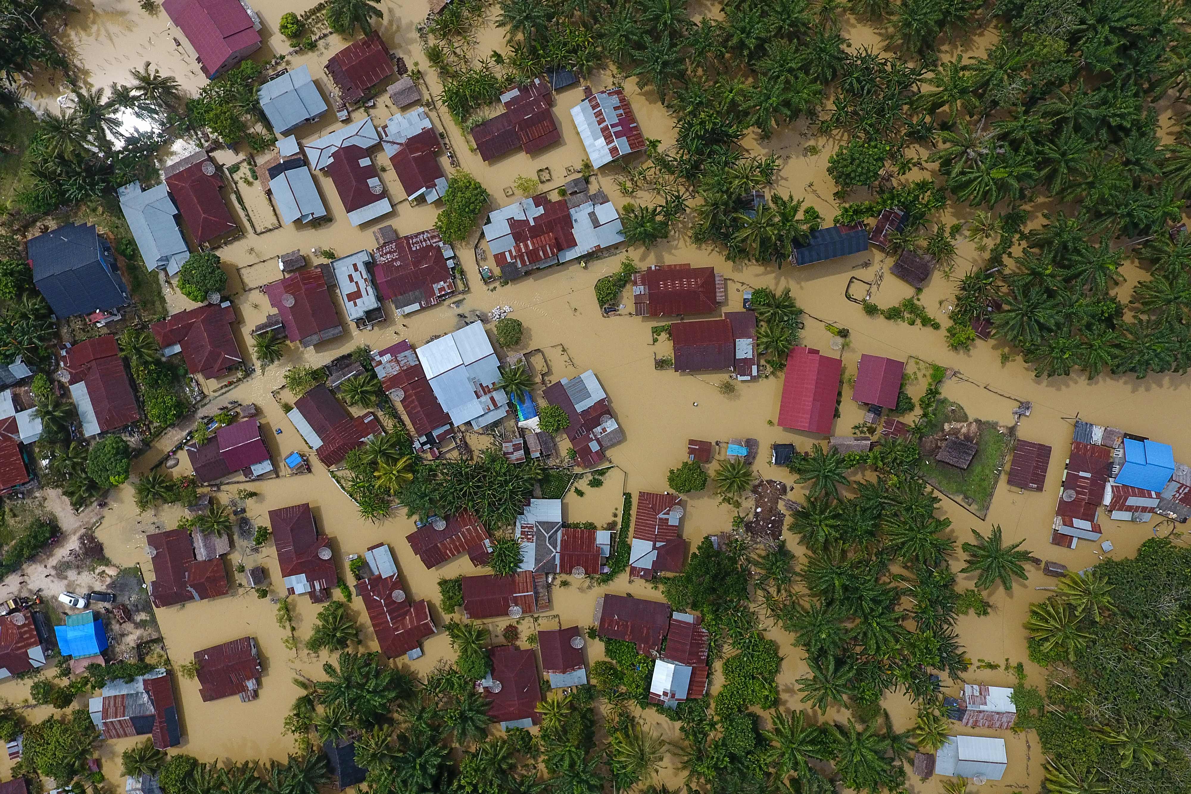 Foto udara bencana banjir yang merendam sejumlah wilayah di Kabupaten Aceh Tamiang, Aceh, Sabtu (5/11).
