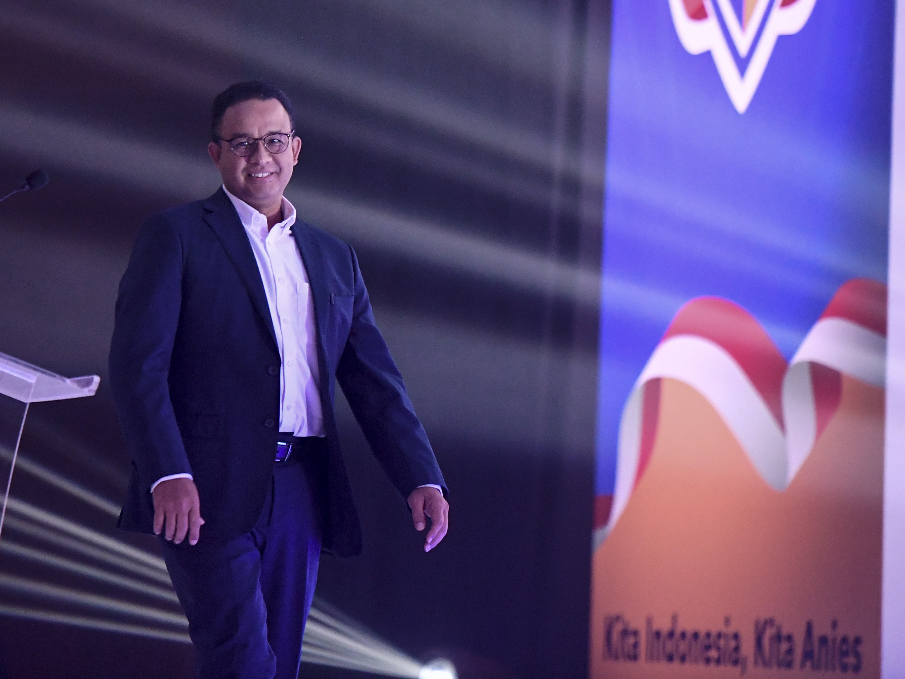  Mantan Gubernur DKI Jakarta Anies Baswedan bersiap menyampaikan pidato saat peresmian relawan IndonesiAnies di JCC, Rabu (2/11).