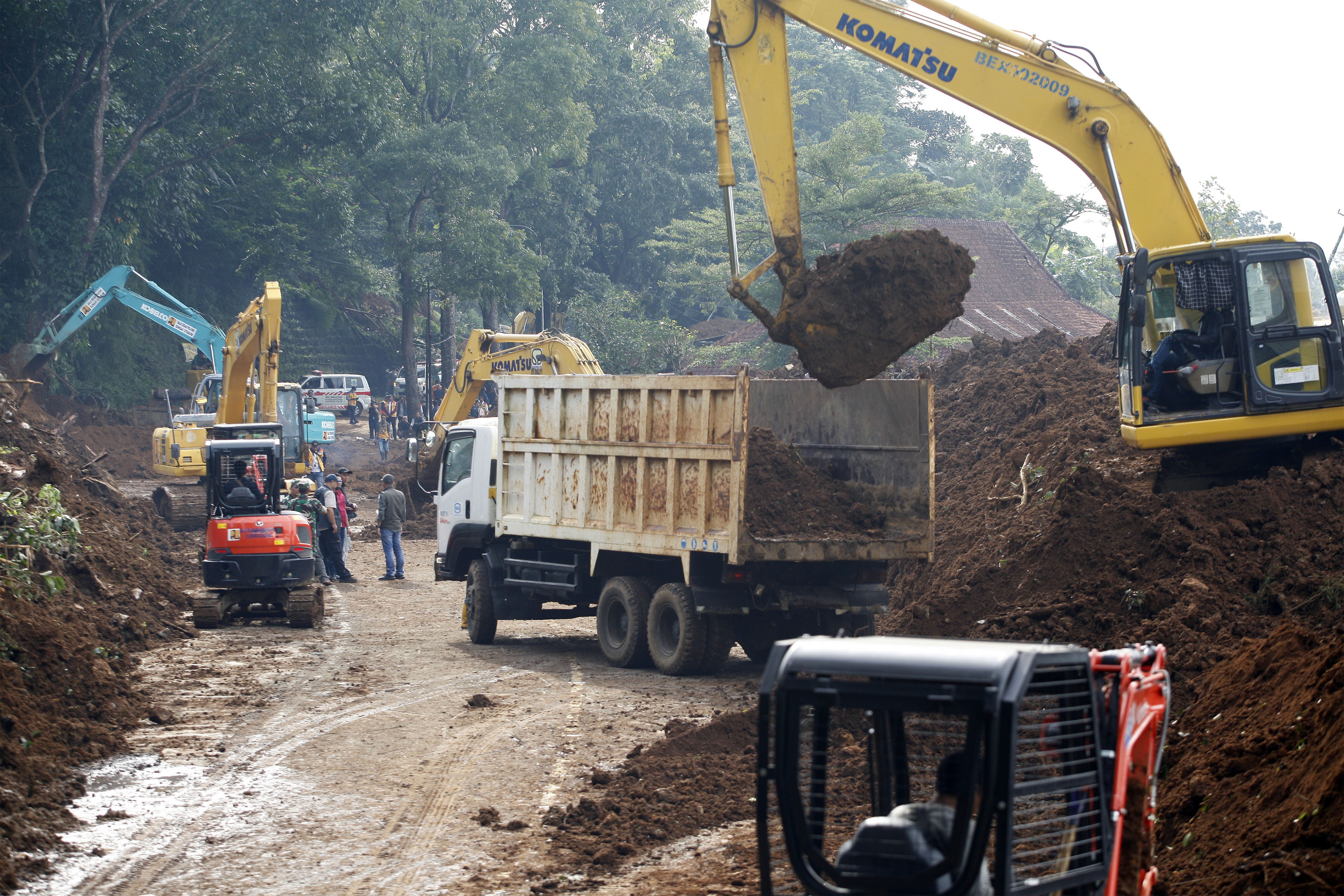 Sejumlah alat berat membersihkan material longsor akibat gempa di Jalan Raya Puncak-Cianjur, Cugenang, Jawa Barat, Selasa (22/11).