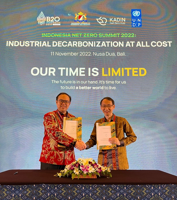 Penandatanganan MoU antara Utomo SolaRUV dan Charge+ dilaksanakan pada B20 Investment Forum dan Net Zero Summit