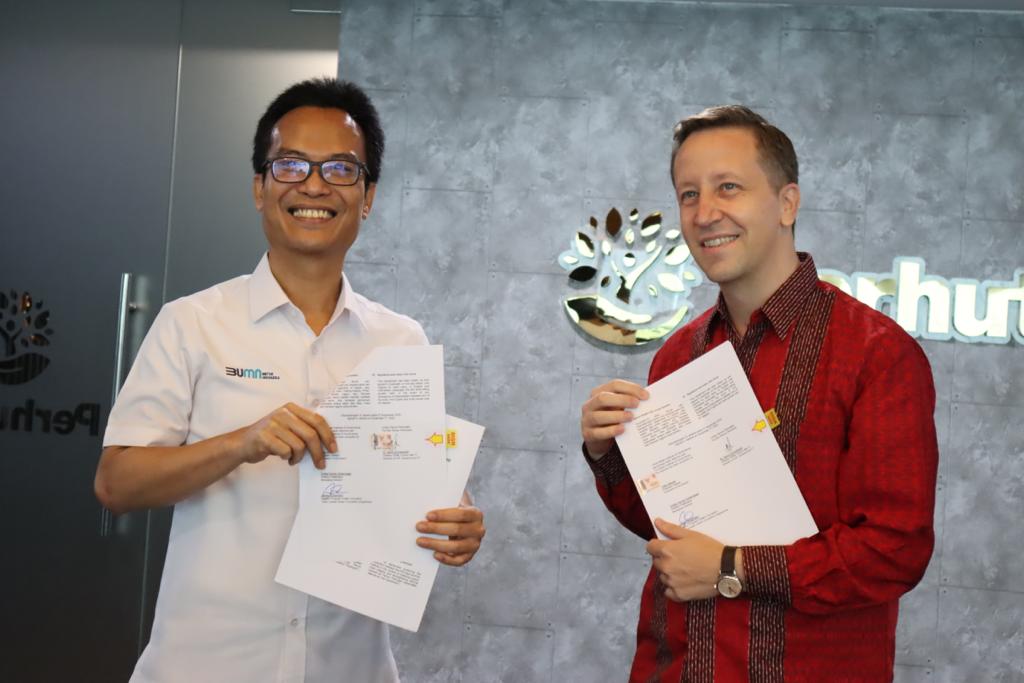 Acara penandatangan nota kesapahaman (MoU) kerja sama antara Perum Perhutani dan The Basel Institute-Swis di Jakarta, Selasa (7/11). 