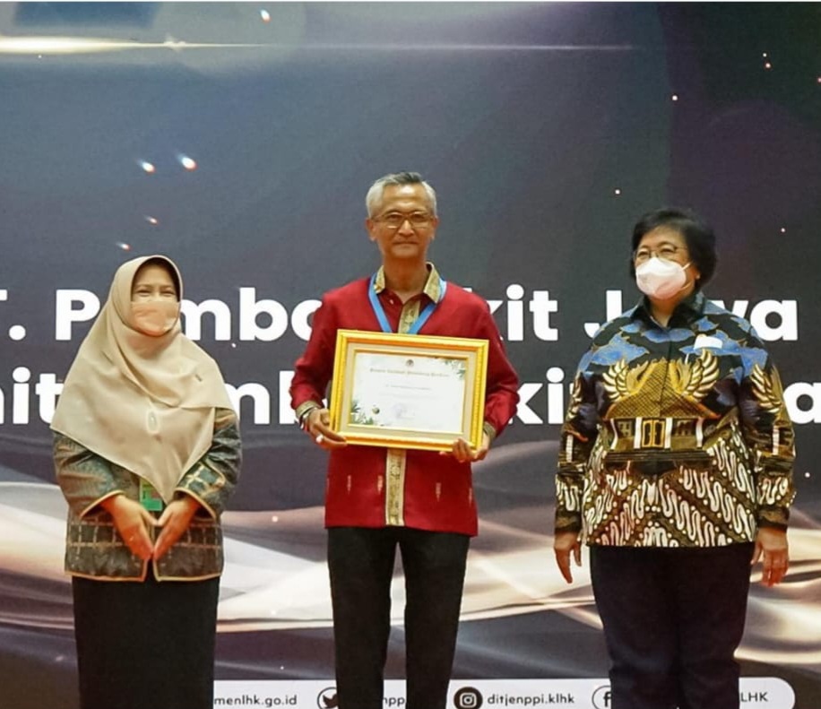 PT Pusri meraih Penghargaan Apresiasi Pendukung Proklim dari Menteri Lingkungan Hidup & Kehutanan (kanan)