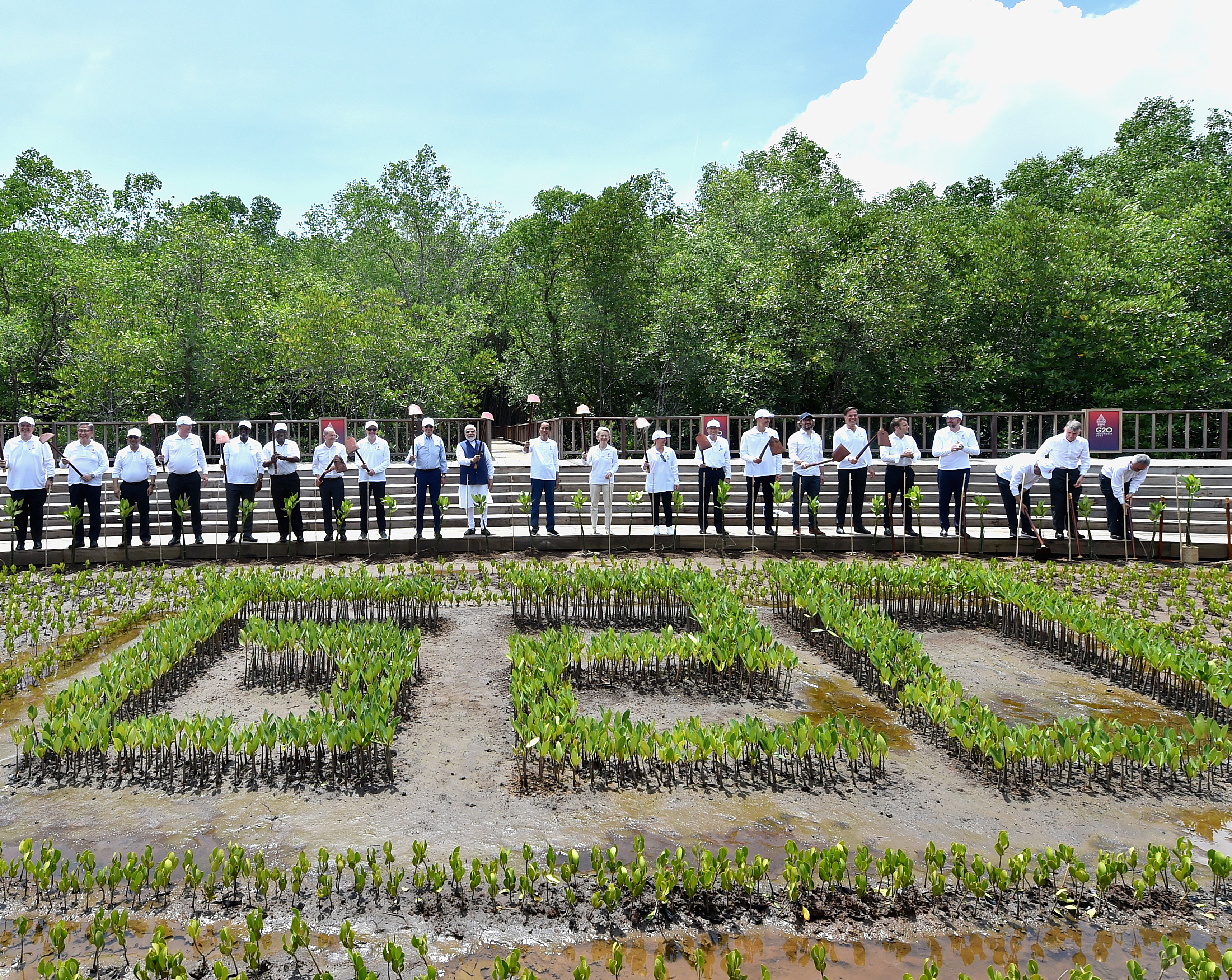 Presiden Joko Widodo (kedua belas dari kanan) bersama para kepala negara/pemerintahan anggota G-20 & pimpinan organisasi internasional