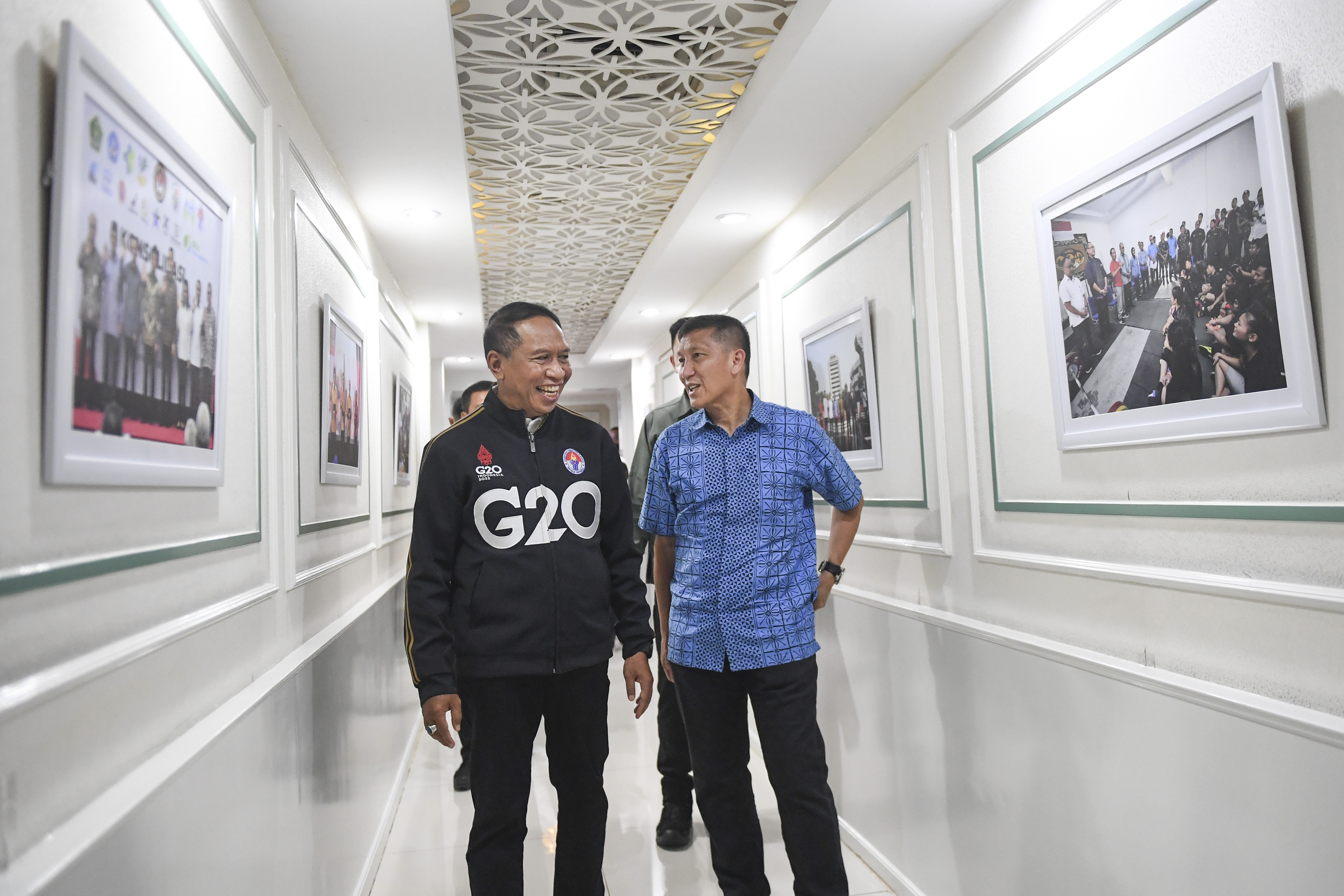 Menpora Zainudin Amali berbincang dengan Direktur Utama PT LIB Ferry Paulus.