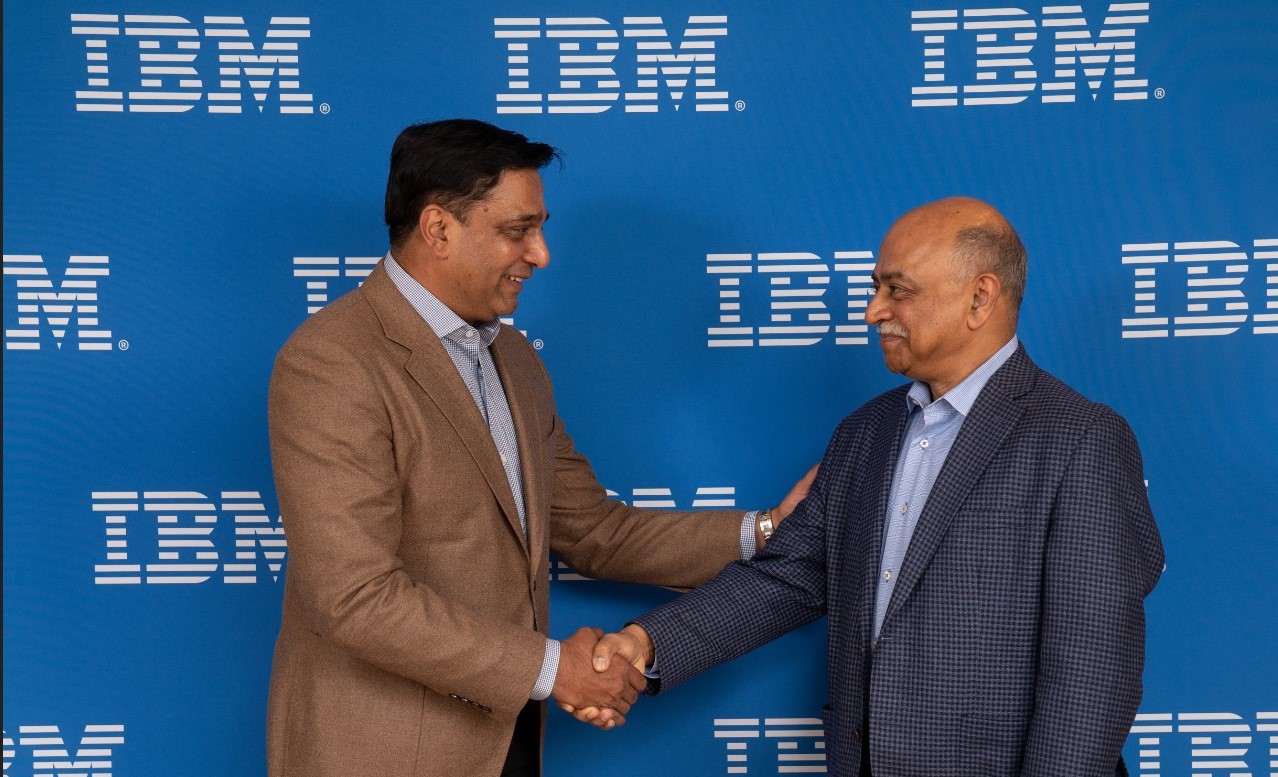 President Director & CEO Indosat Ooredoo Hutchison Vikram Sinha (kiri) bersama dengan CEO IBM Arvind Krishna (kanan) 