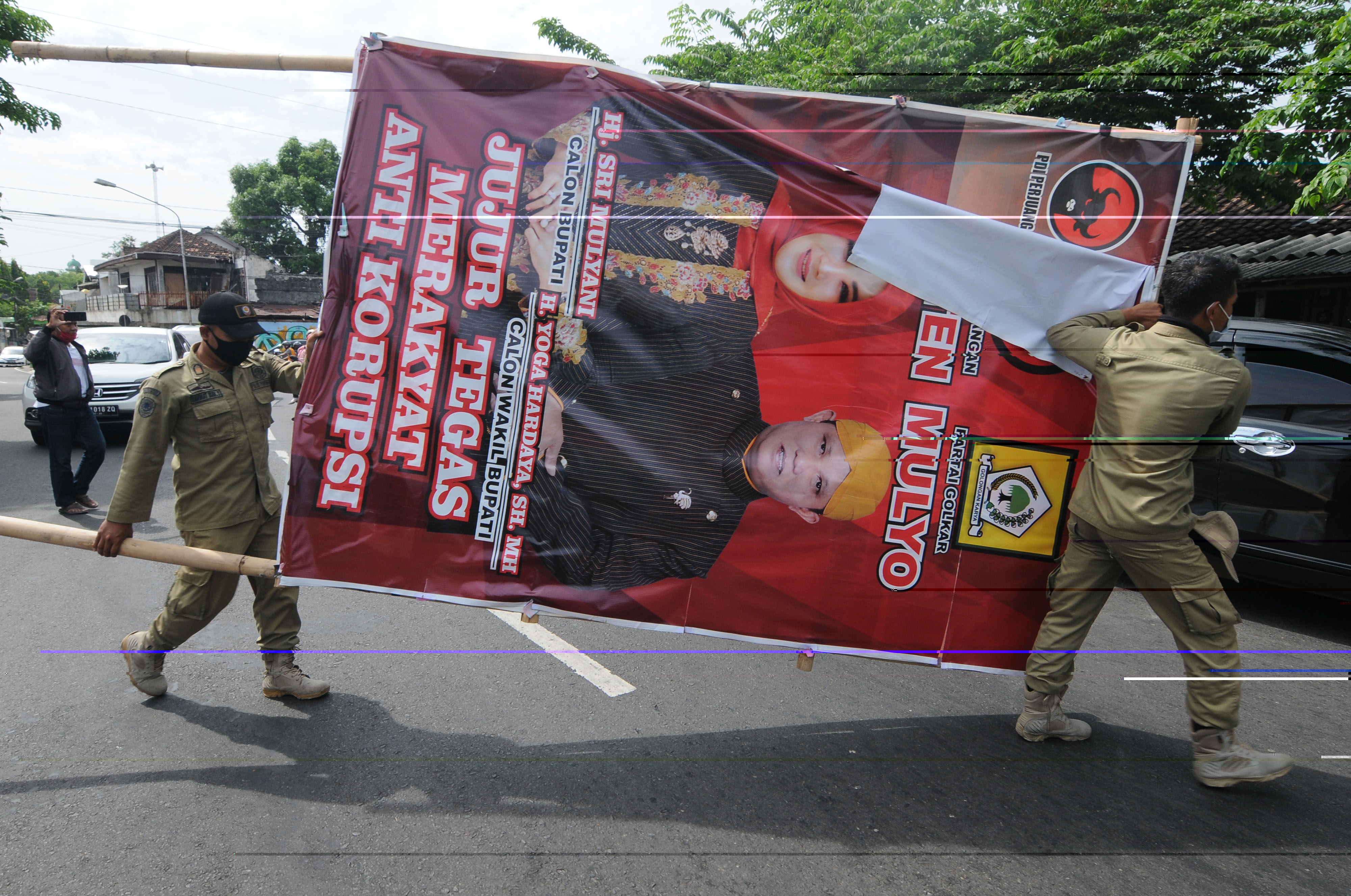 Satpol PP dan Bawaslu Klaten menertibkan alat peraga kampanye yang dinilai melanggar
