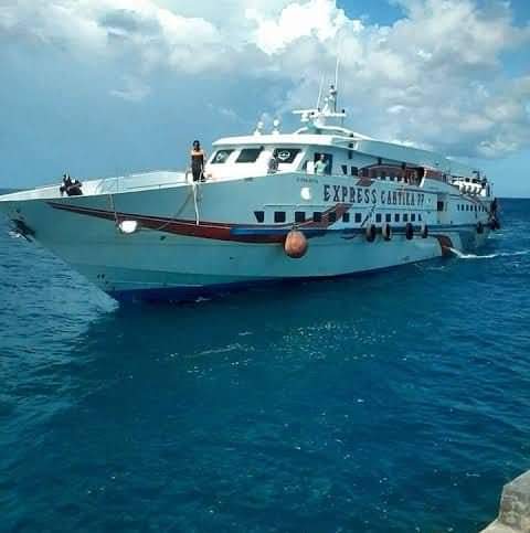 Kapal Express Cantika 77 yang mengalami musibah kebakaran dalam perjalanannya di perairan Naikliu, Kupang, NTT, pada Seni (24/10).