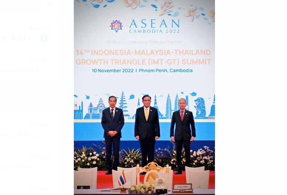 Presiden Jokowi (kiri) kala menghadiri (KTT) IMT-GT ke-14 di sela penyelenggaraan KTT ASEAN di Phnom Penh, Kamboja, Kamis (10/11).