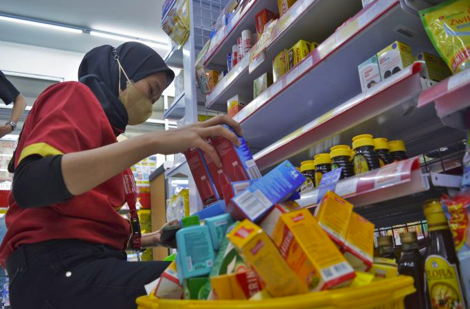Pegawai minimarket mengumpulkan sejumlah obat sirup yang mengandung paracetamol.