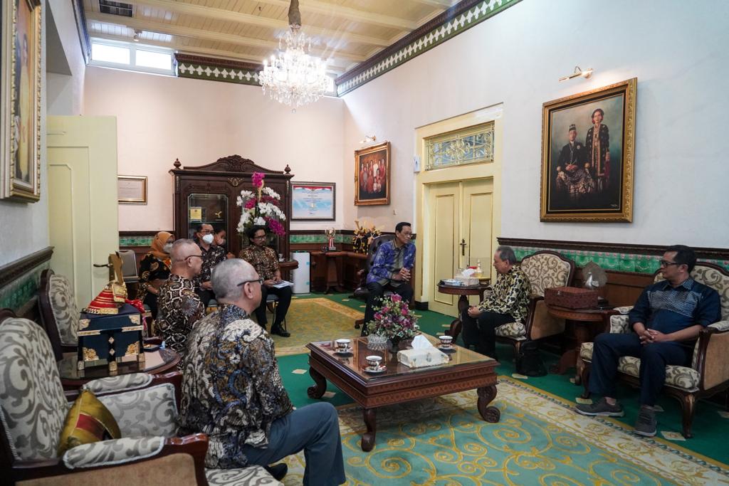 Gubernur DIY Sri Sultan HB X menerima tim Dewan pakar ISPEC dan Maritime Awards di Gedhong Wilis Komplek Kepatihan Yogyakarta, Jumat (18/11)