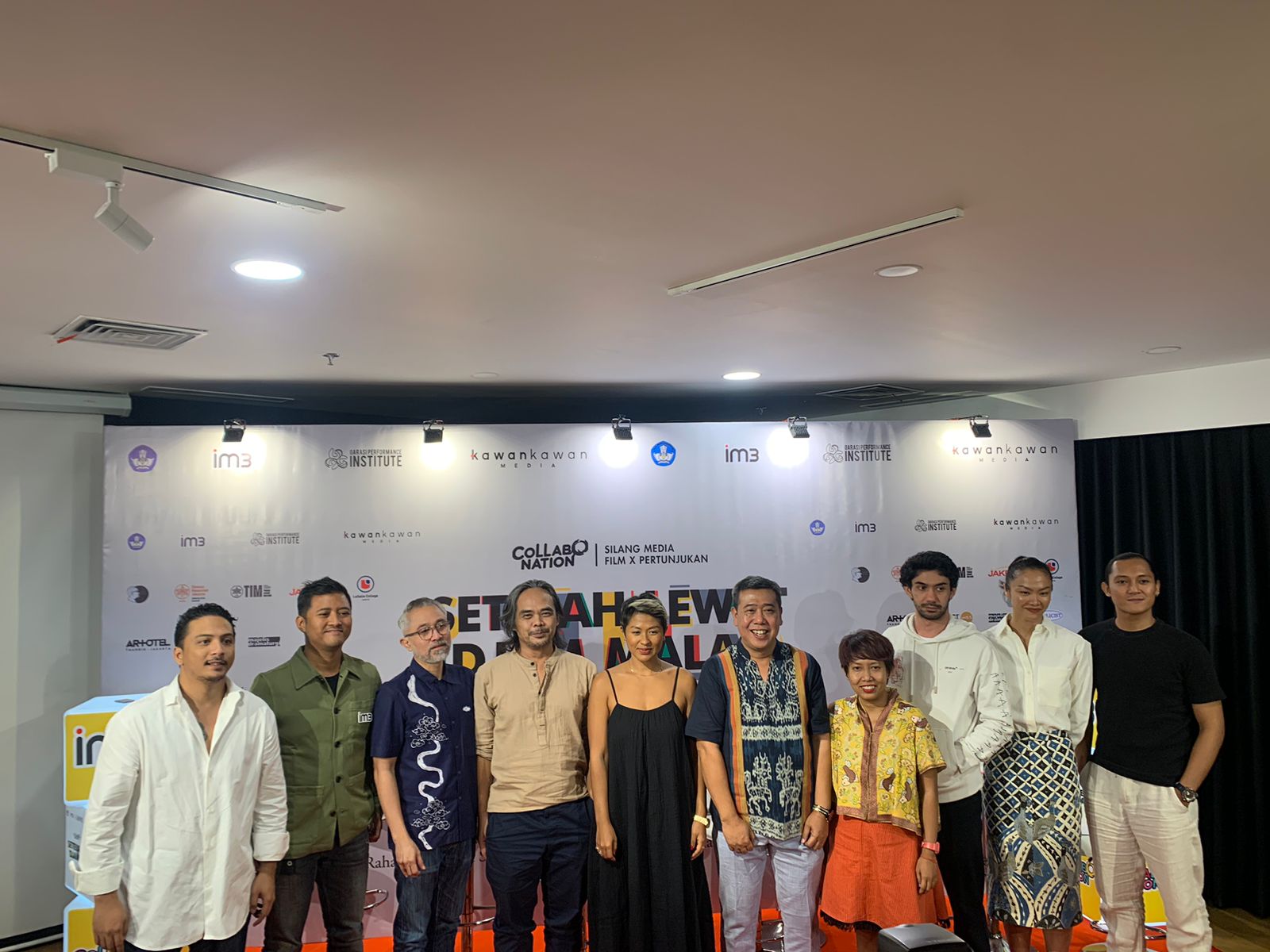 Para pemeran, sutradara, dan produser Setelah Lewat Djam Malam. 