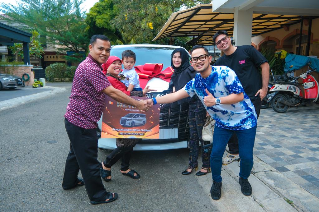 Dewi Zuhriati Besarkan Toko MS Glow dan Dapat Hadiah Mobil Alphard