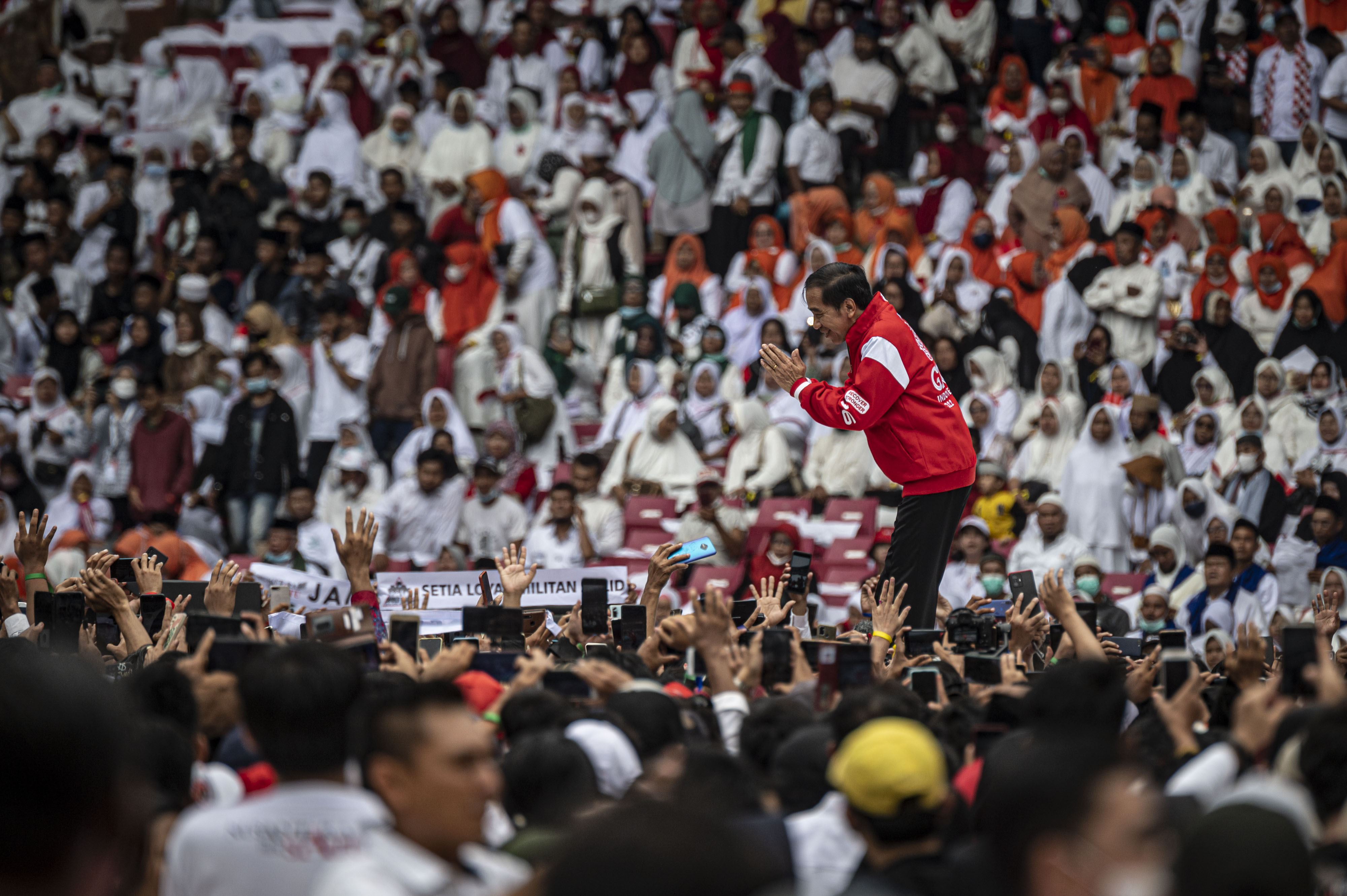 Presiden Joko Widodo menyapa relawan saat menghadiri acara Gerakan Nusantara Bersatu: Satu Komando Untuk Indonesia.