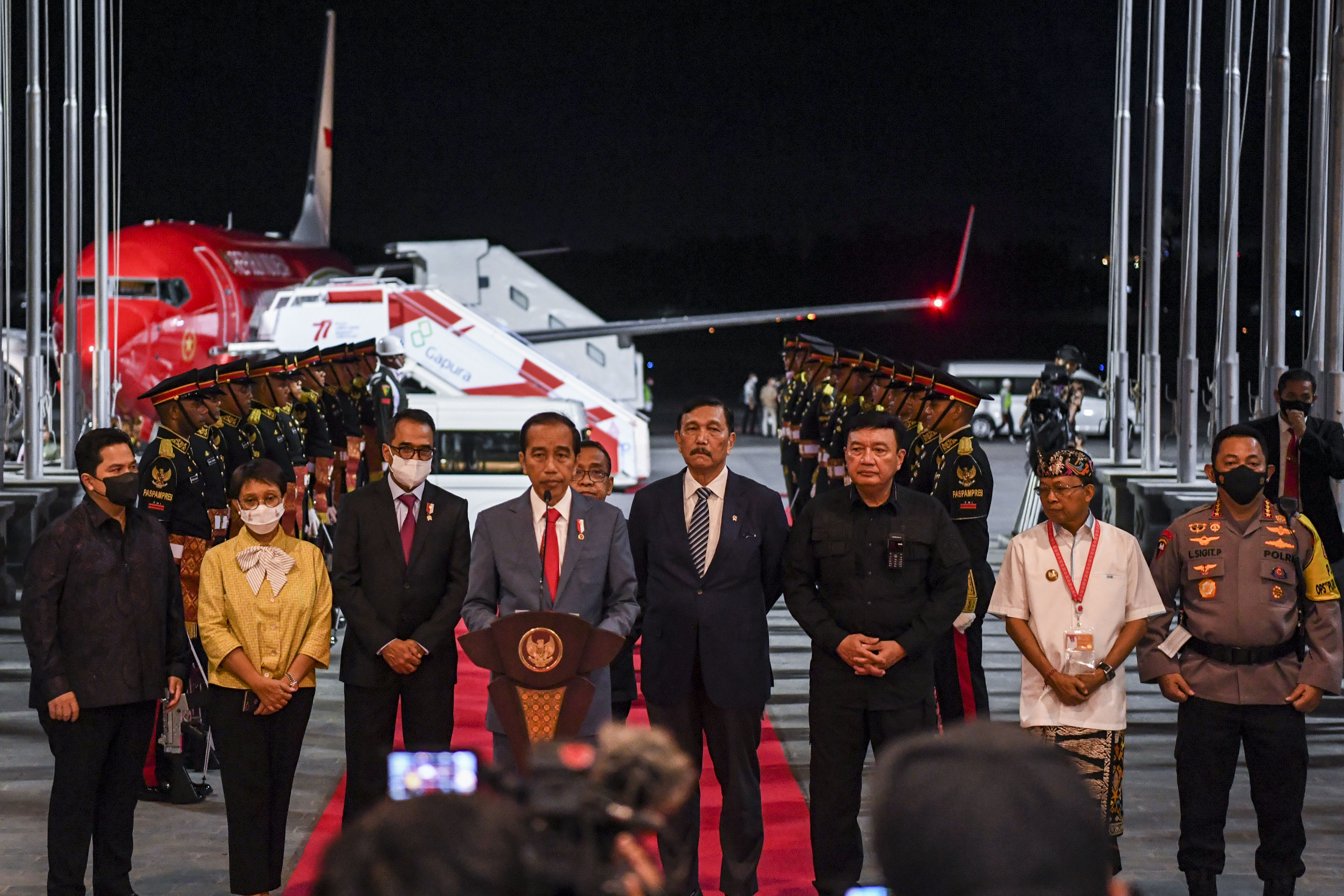 Presiden Joko Widodo memberikan keterangan pers setibanya di Terminal VVIP I Bandara I Gusti Ngurah Rai Bali, Minggu (13/11) malam.