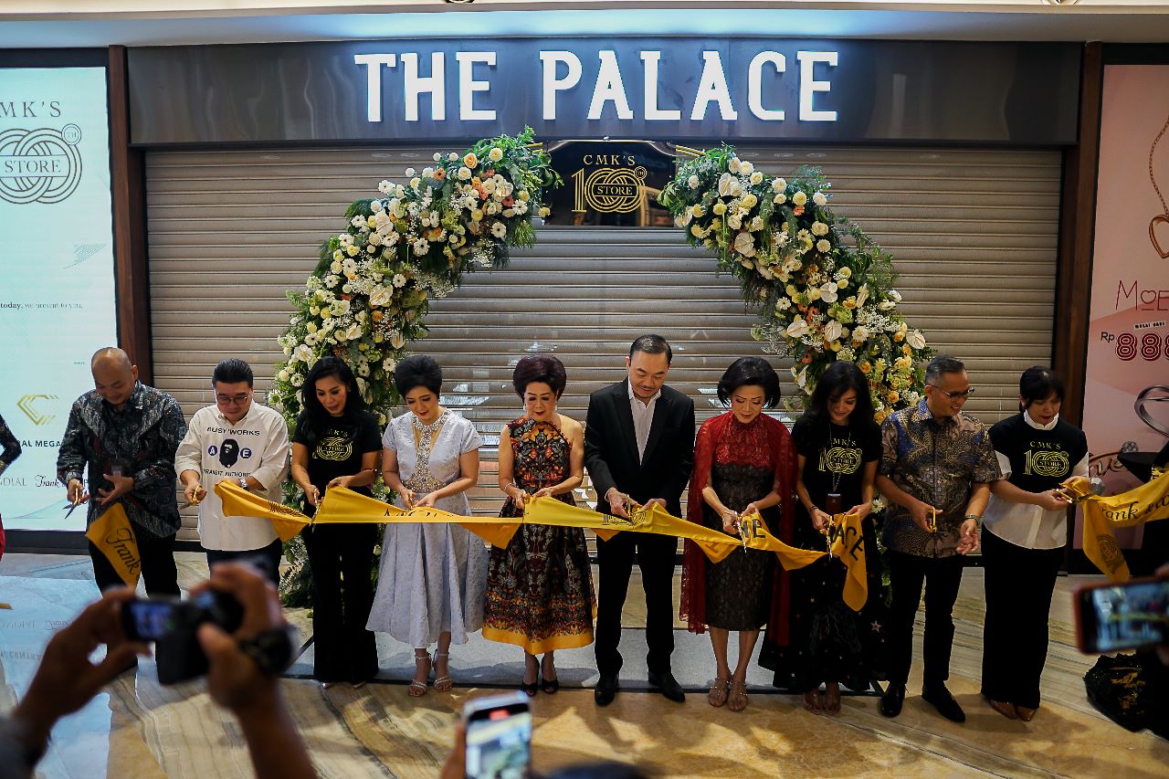 Pembukaan gerai ke-100 dari CMK di The Palace Jeweler, Pakuwon Mall Surabaya, Jawa Timur.