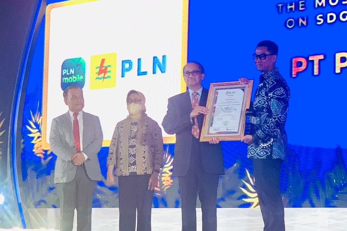 Penyerahan Indonesian SDGs Award (ISDA) 2022 kepada sejumlah perusahaan yang menggulirkan CSR untuk pembangunan berkelanjutan