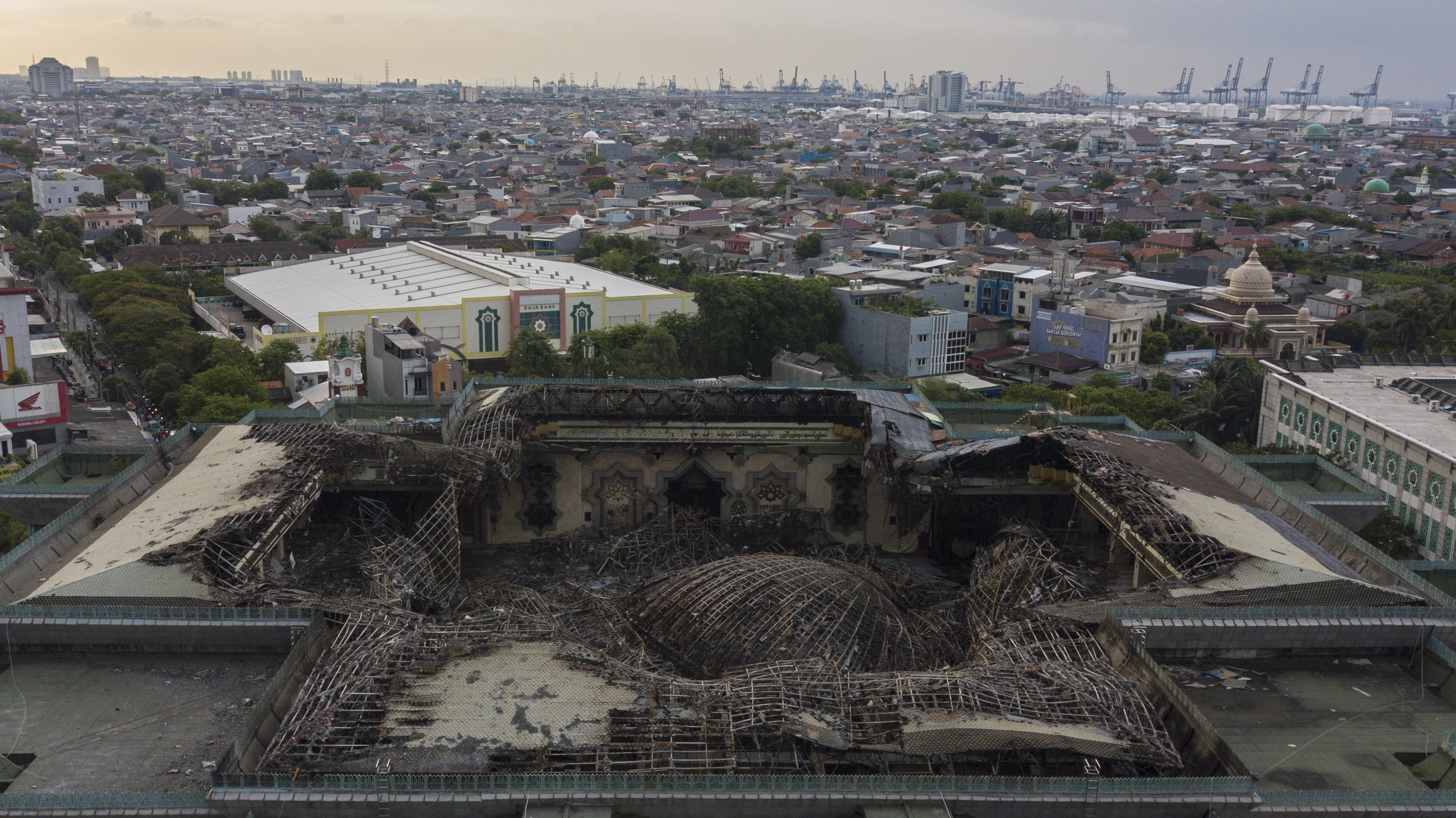 Foto udara atap Masjid Jakarta Islamic Center (JIC) yang hancur pacakebakaran di Jakarta Utara, Kamis (20/10).